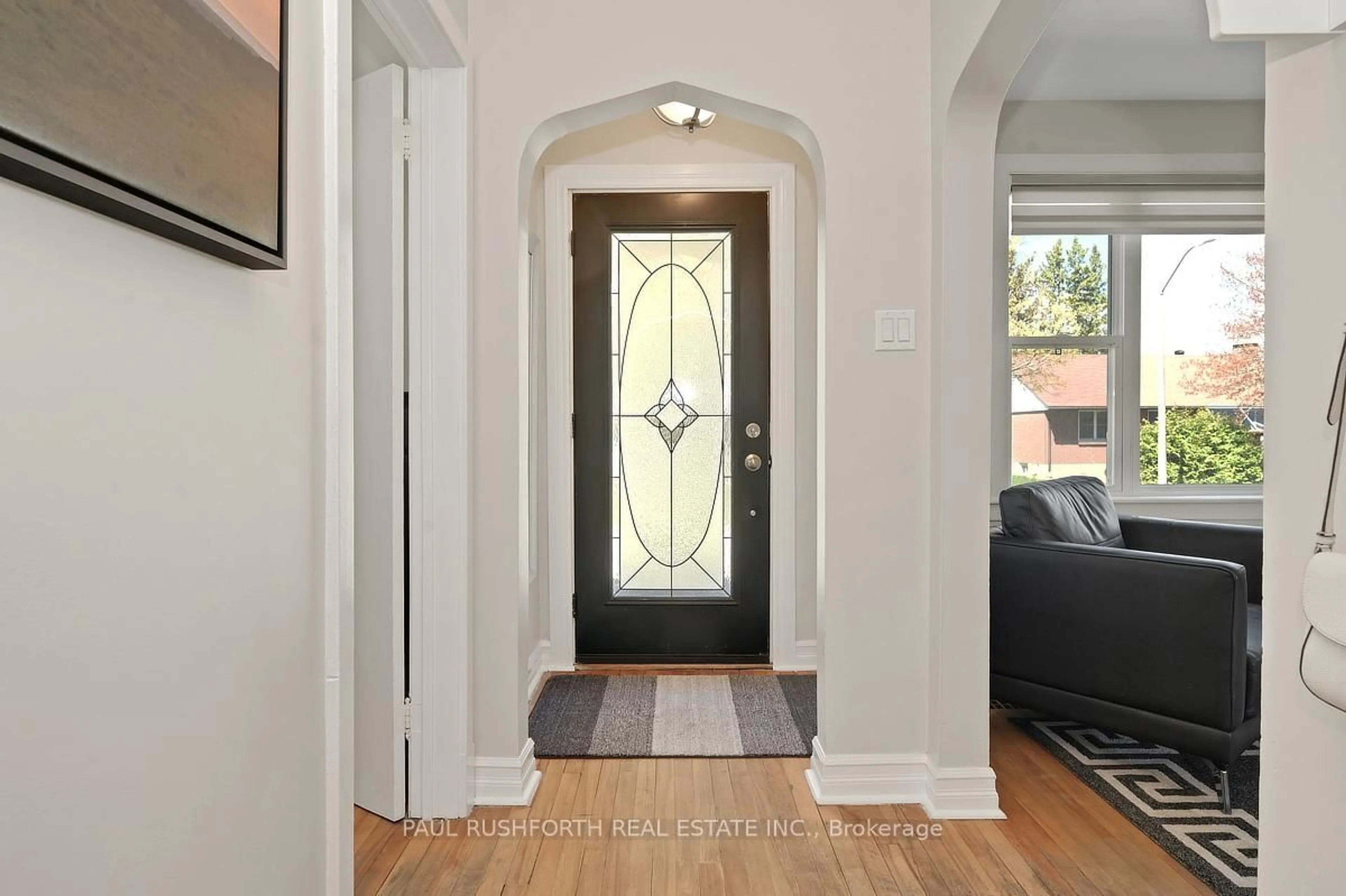 Indoor entryway for 1072 Richard Ave, Ottawa Ontario K1H 8C4