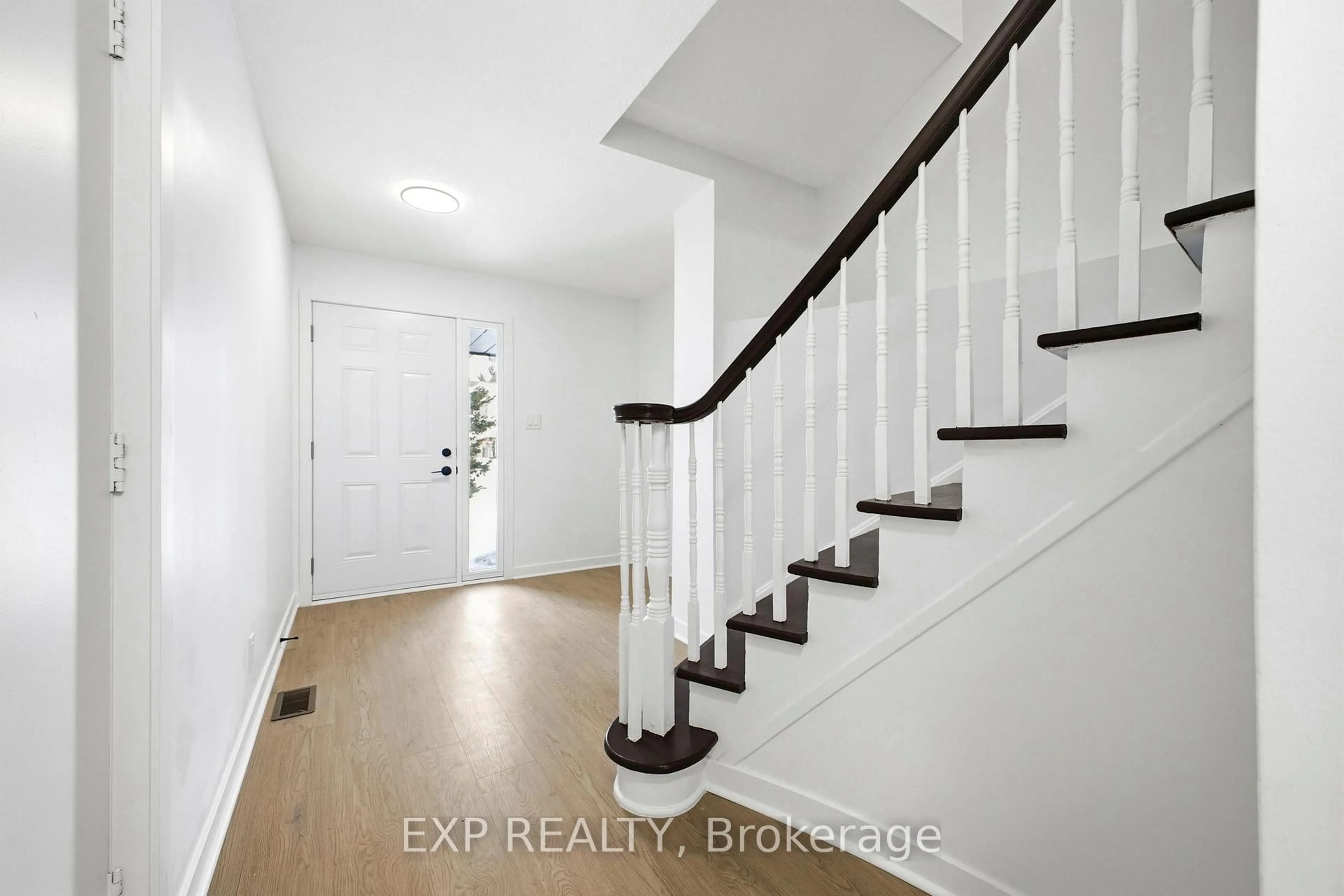Indoor entryway for 74 Shearer Cres, Kanata Ontario K2L 3N1