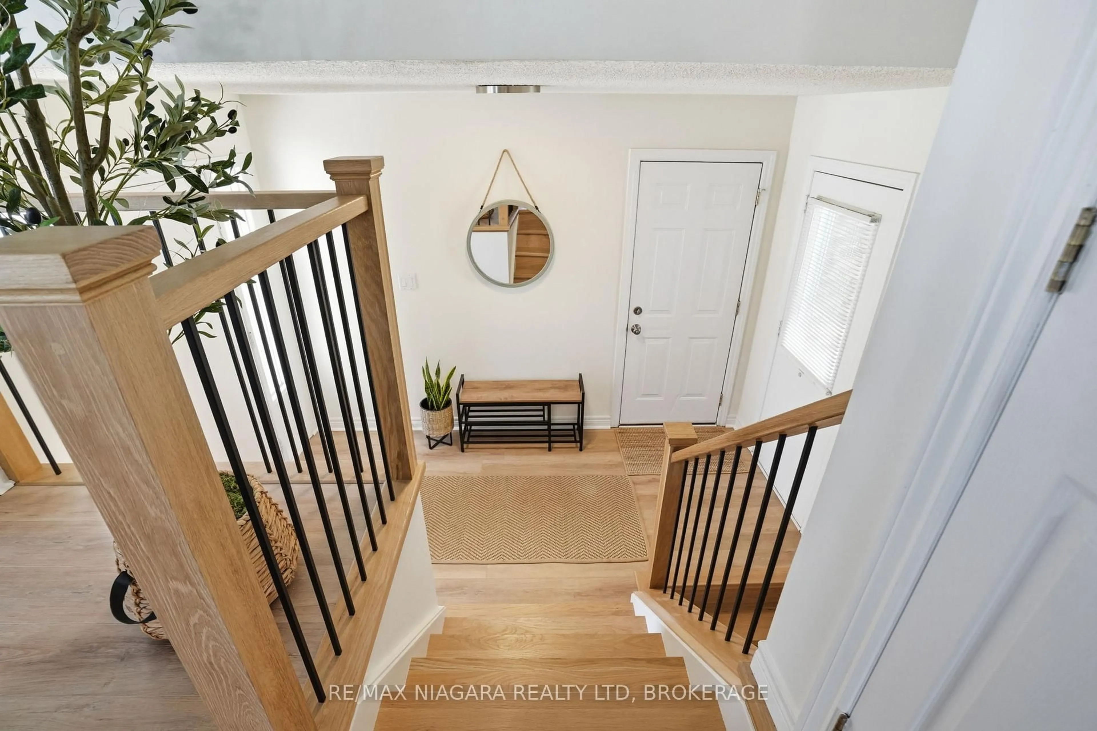 Indoor entryway for 129 Elma St, St. Catharines Ontario L2N 6A1