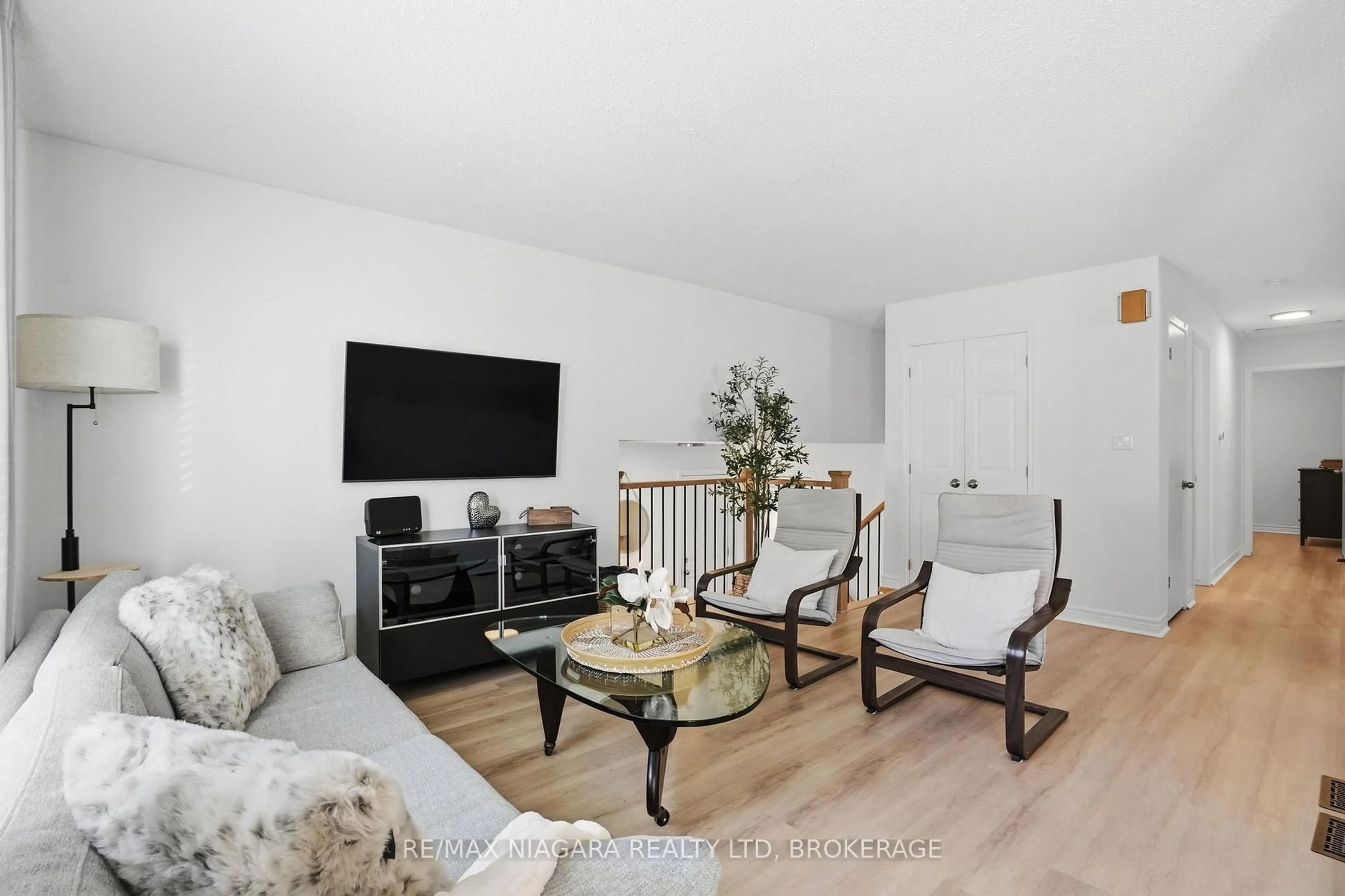 Living room with furniture, wood/laminate floor for 129 Elma St, St. Catharines Ontario L2N 6A1