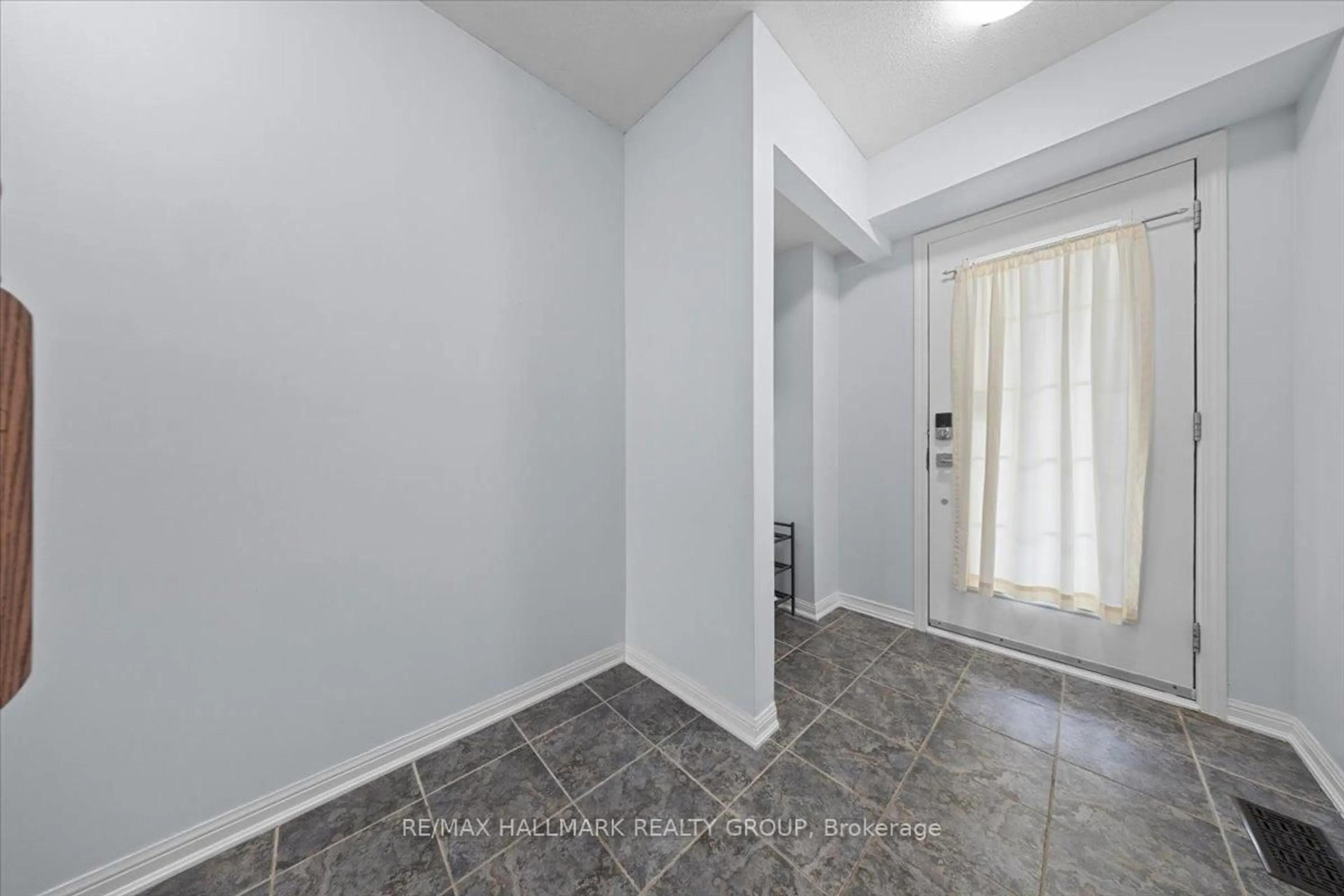 Indoor entryway for 703 Sanibel Private, Ottawa Ontario K2H 0A8