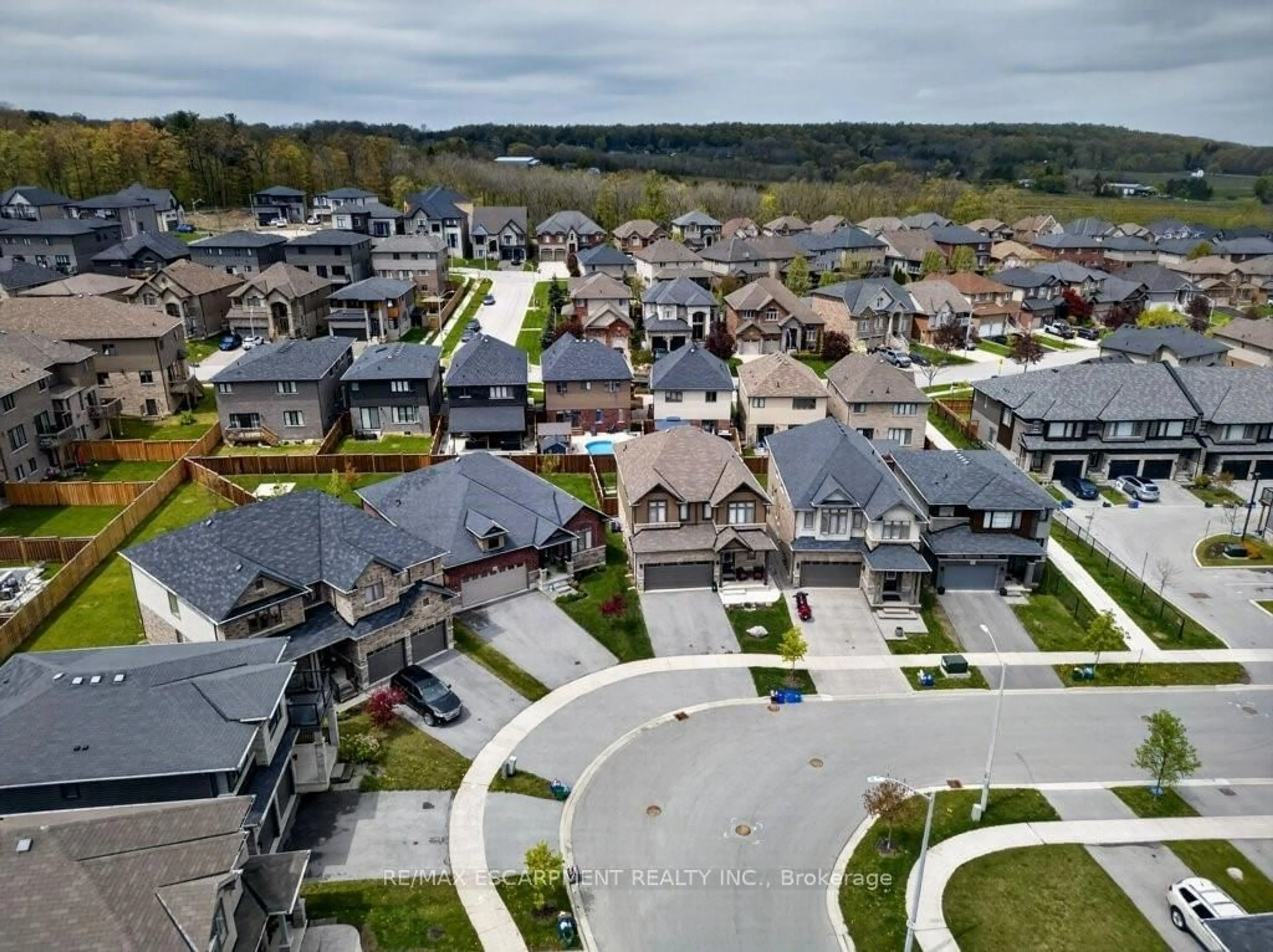 A pic from outside/outdoor area/front of a property/back of a property/a pic from drone, street for 5064 Connor Dr, Lincoln Ontario L3J 0S1