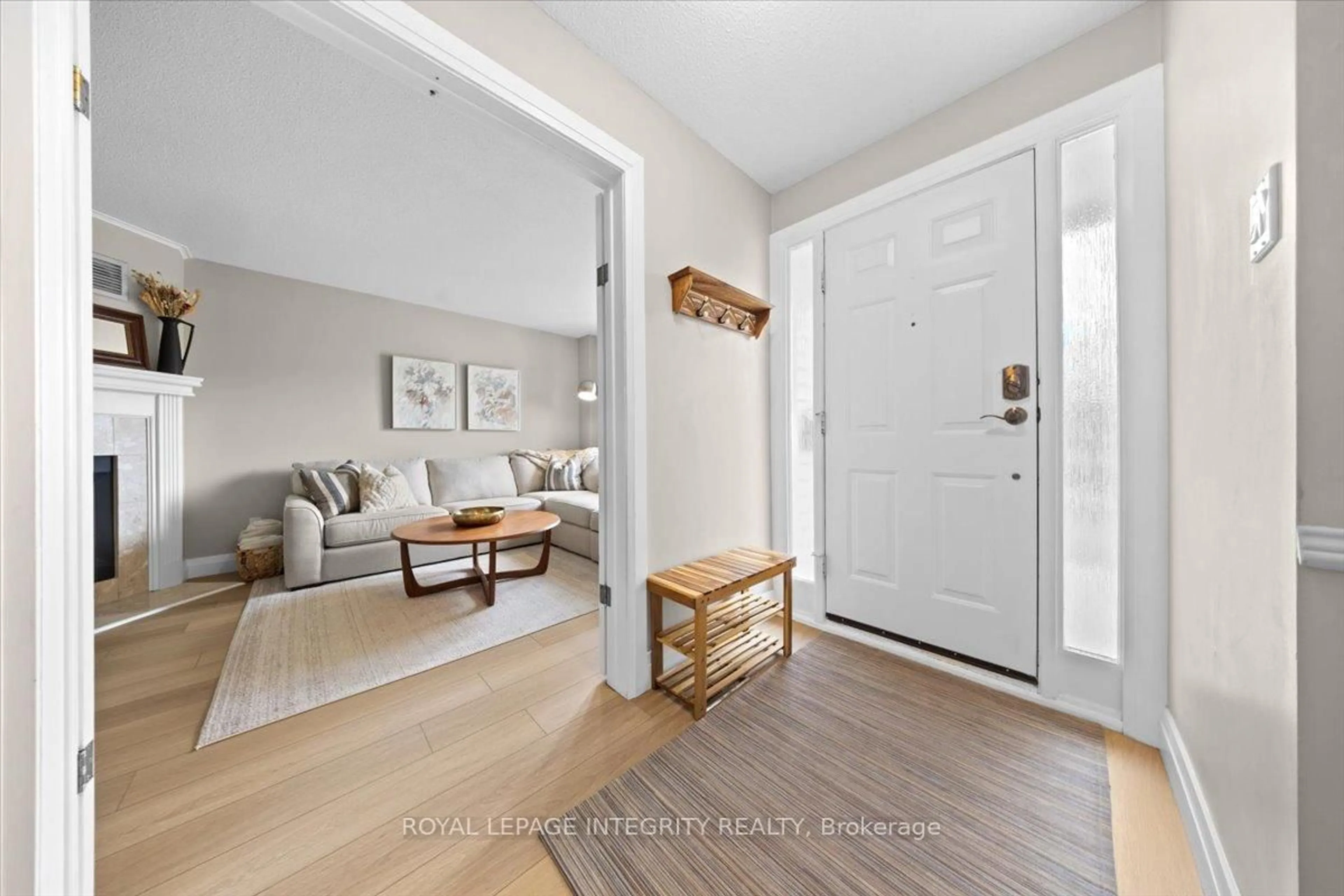 Indoor entryway for 1122 St Germain Cres, Ottawa Ontario K1C 2L8