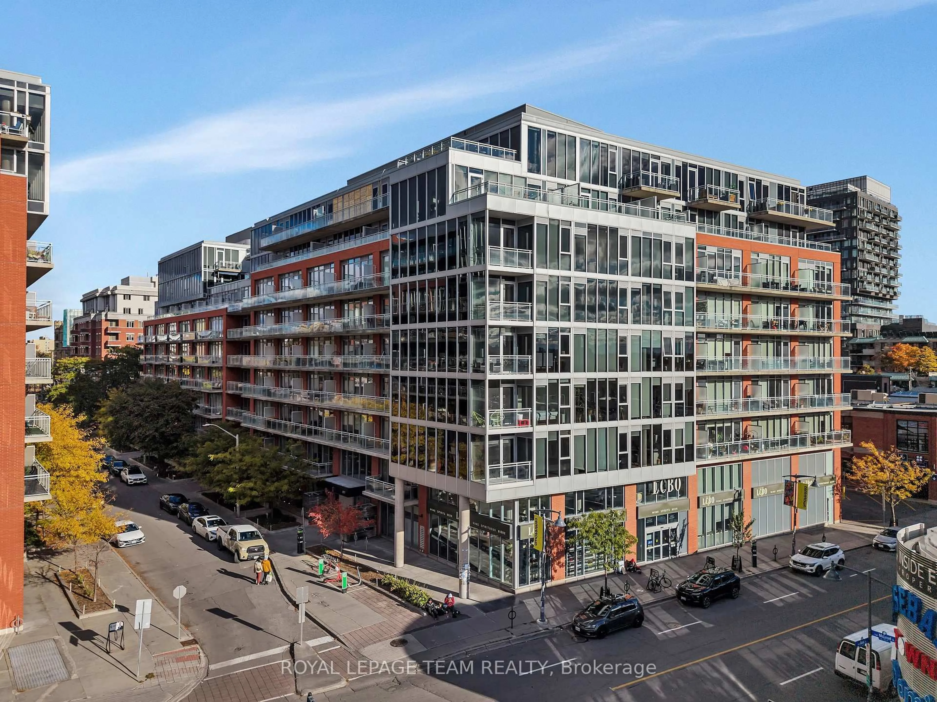 A pic from outside/outdoor area/front of a property/back of a property/a pic from drone, unknown for 360 Mcleod St #905, Ottawa Ontario K2P 1A9