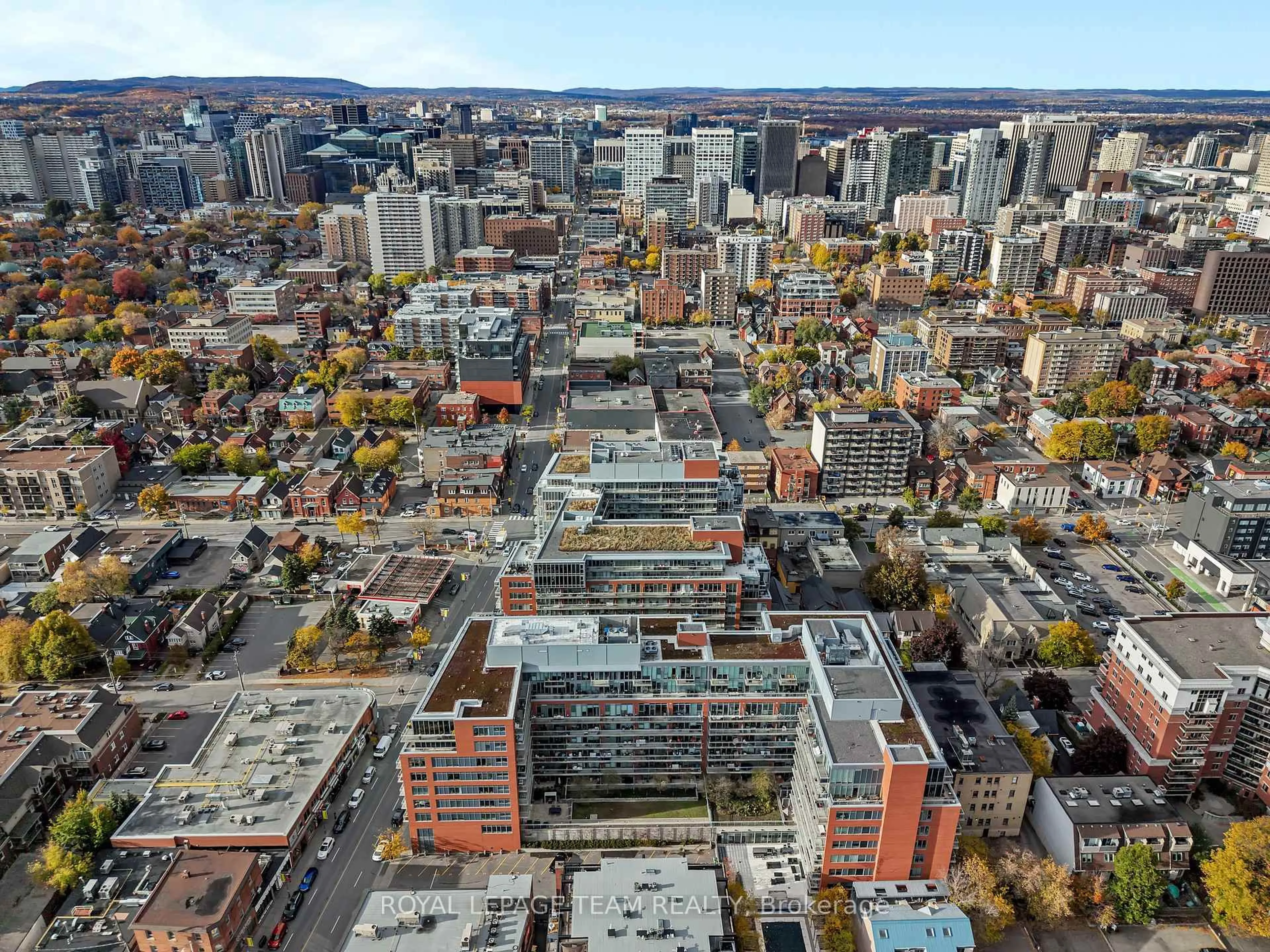 A pic from outside/outdoor area/front of a property/back of a property/a pic from drone, city buildings view from balcony for 360 Mcleod St #905, Ottawa Ontario K2P 1A9