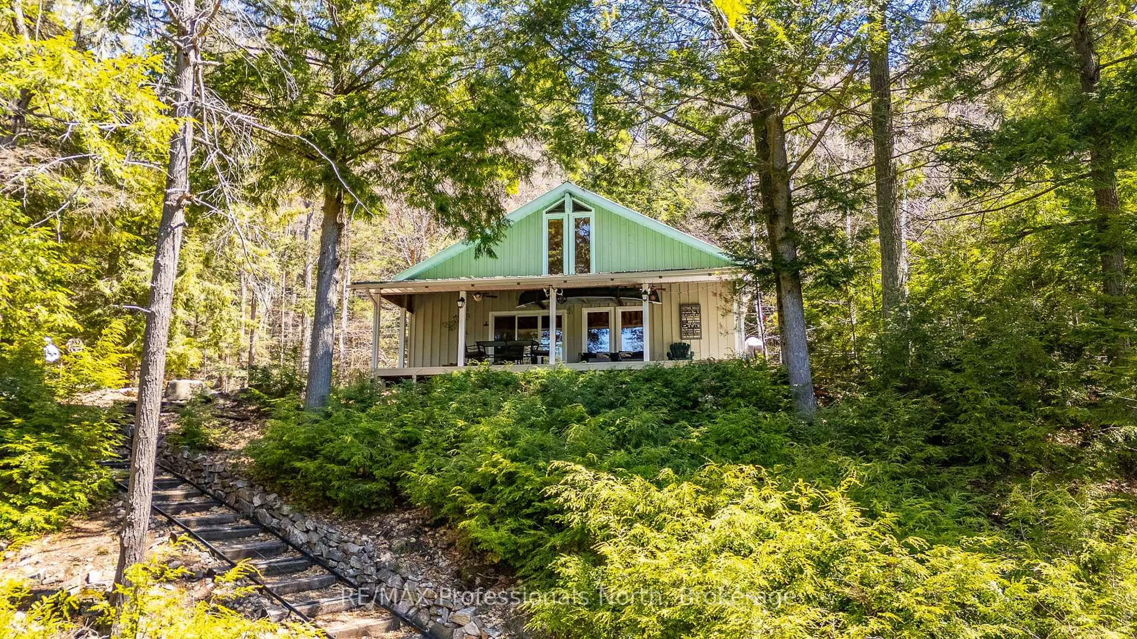 Home with vinyl exterior material, unknown for 10469 Little Hawk Lake WAO, Algonquin Highlands Ontario K0M 1S0