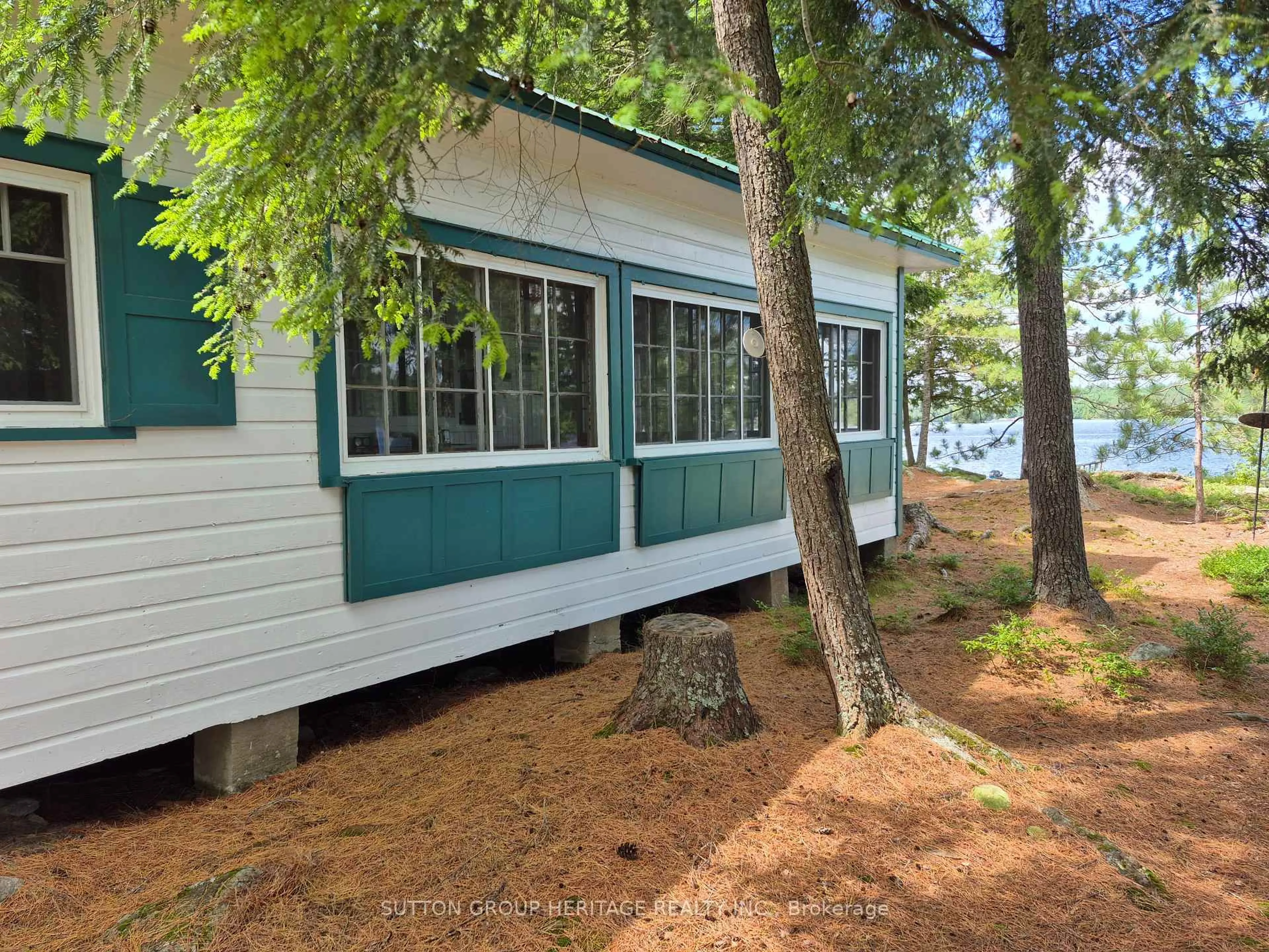 Home with vinyl exterior material, water/lake/river/ocean view for 909 Ashby lake WA, Cloyne Ontario K0H 1K0