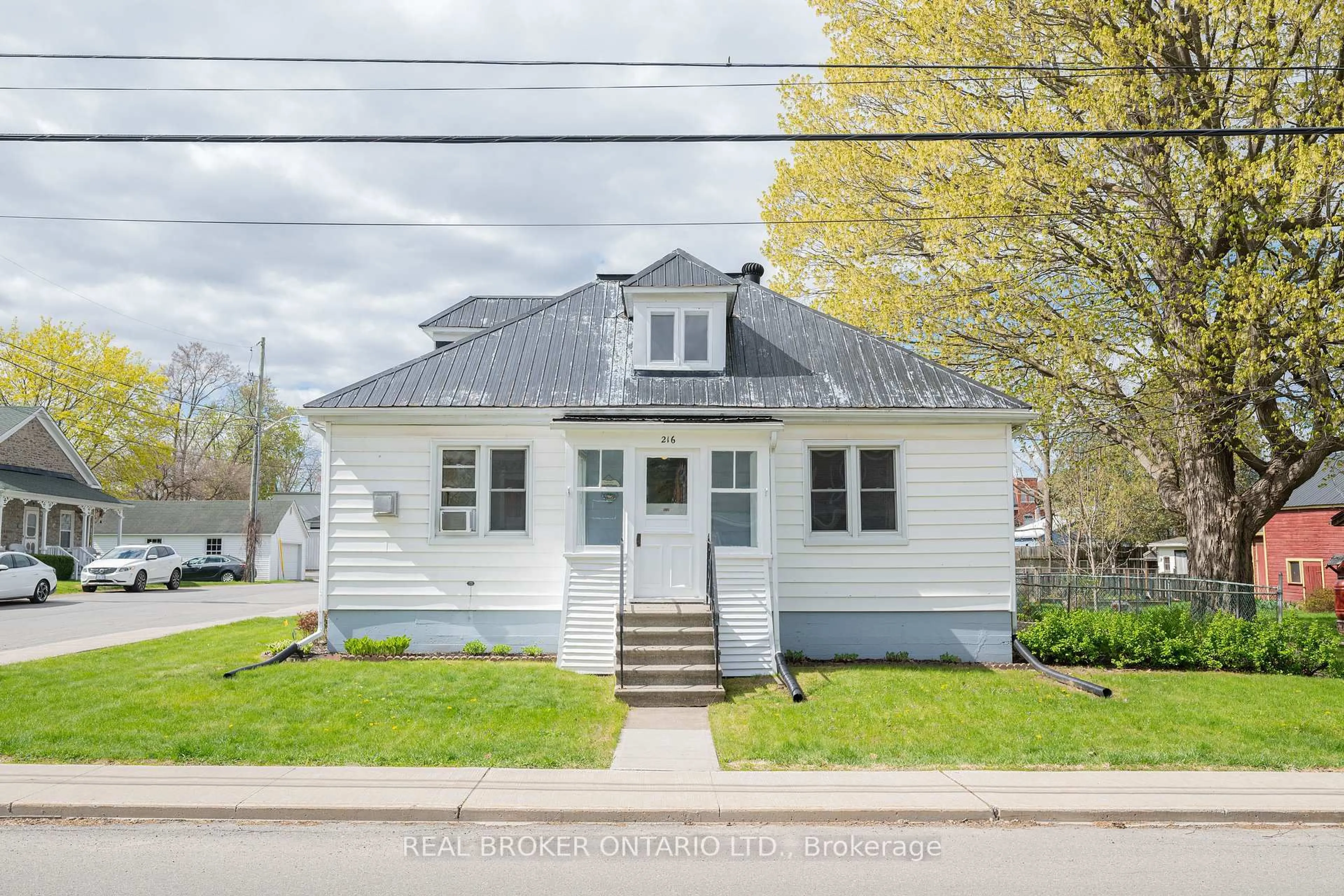 Home with vinyl exterior material, street for 216 Thomas St, North Grenville Ontario K0G 1J0