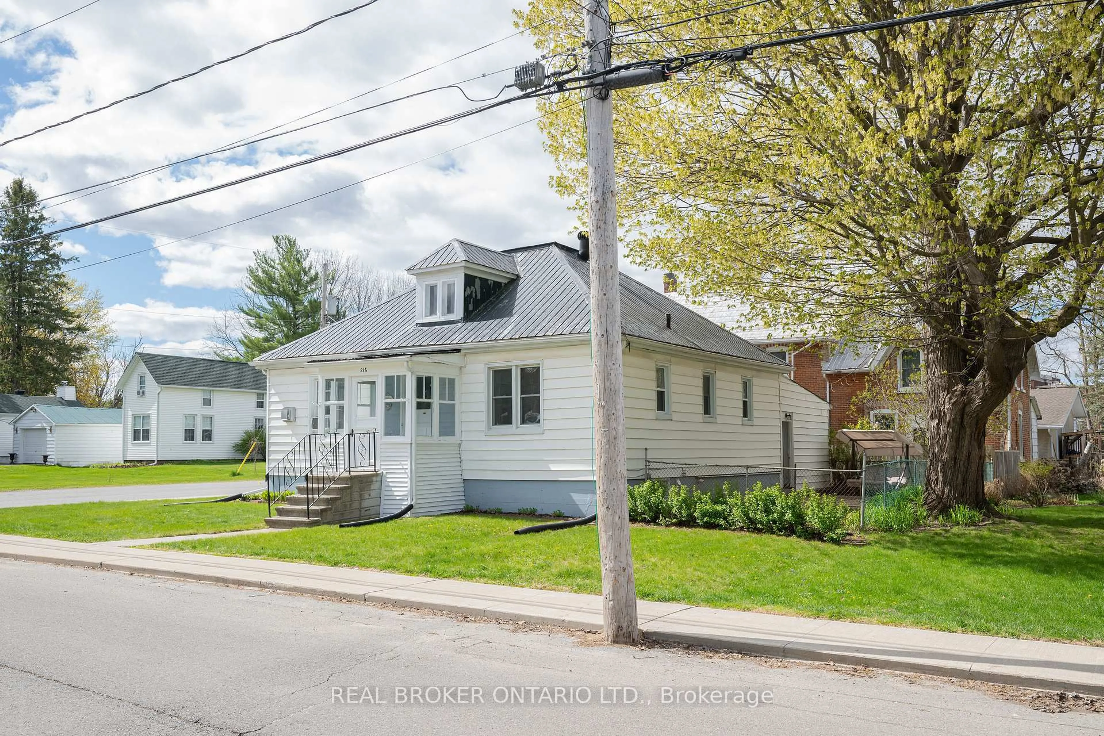 Home with vinyl exterior material, street for 216 Thomas St, North Grenville Ontario K0G 1J0