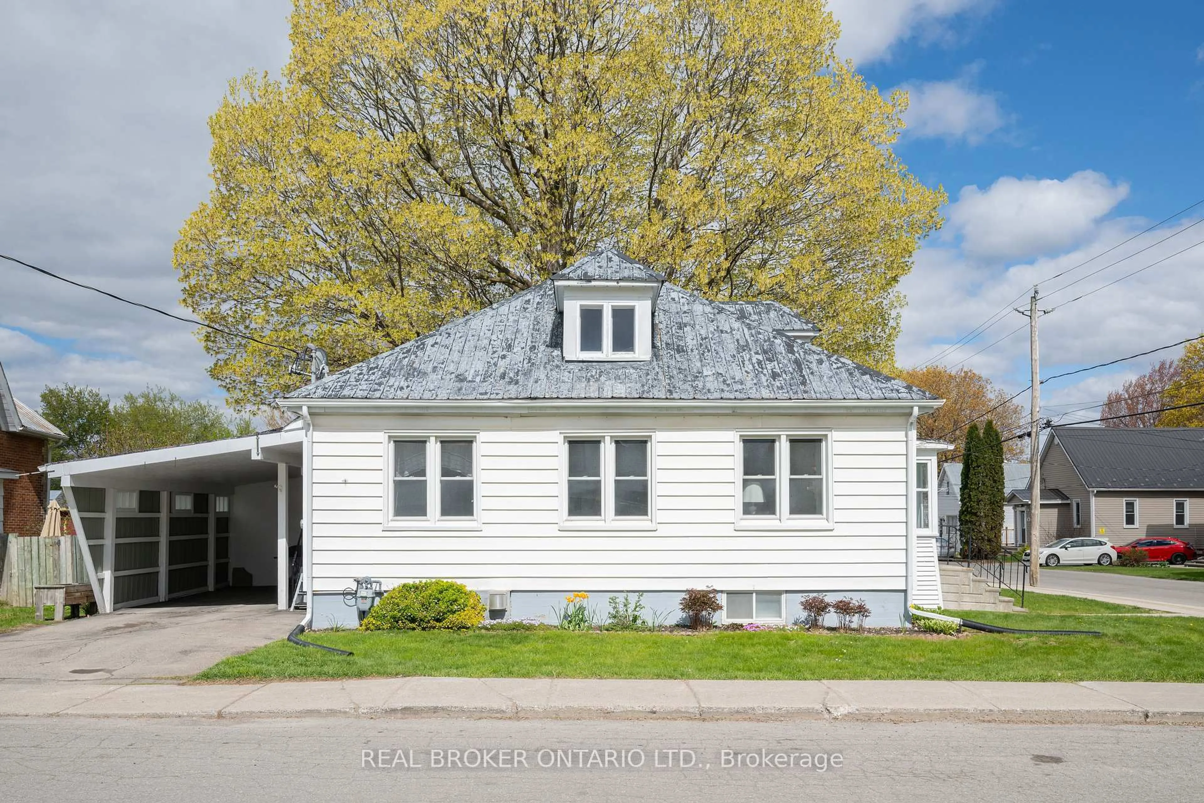 Home with vinyl exterior material, street for 216 Thomas St, North Grenville Ontario K0G 1J0