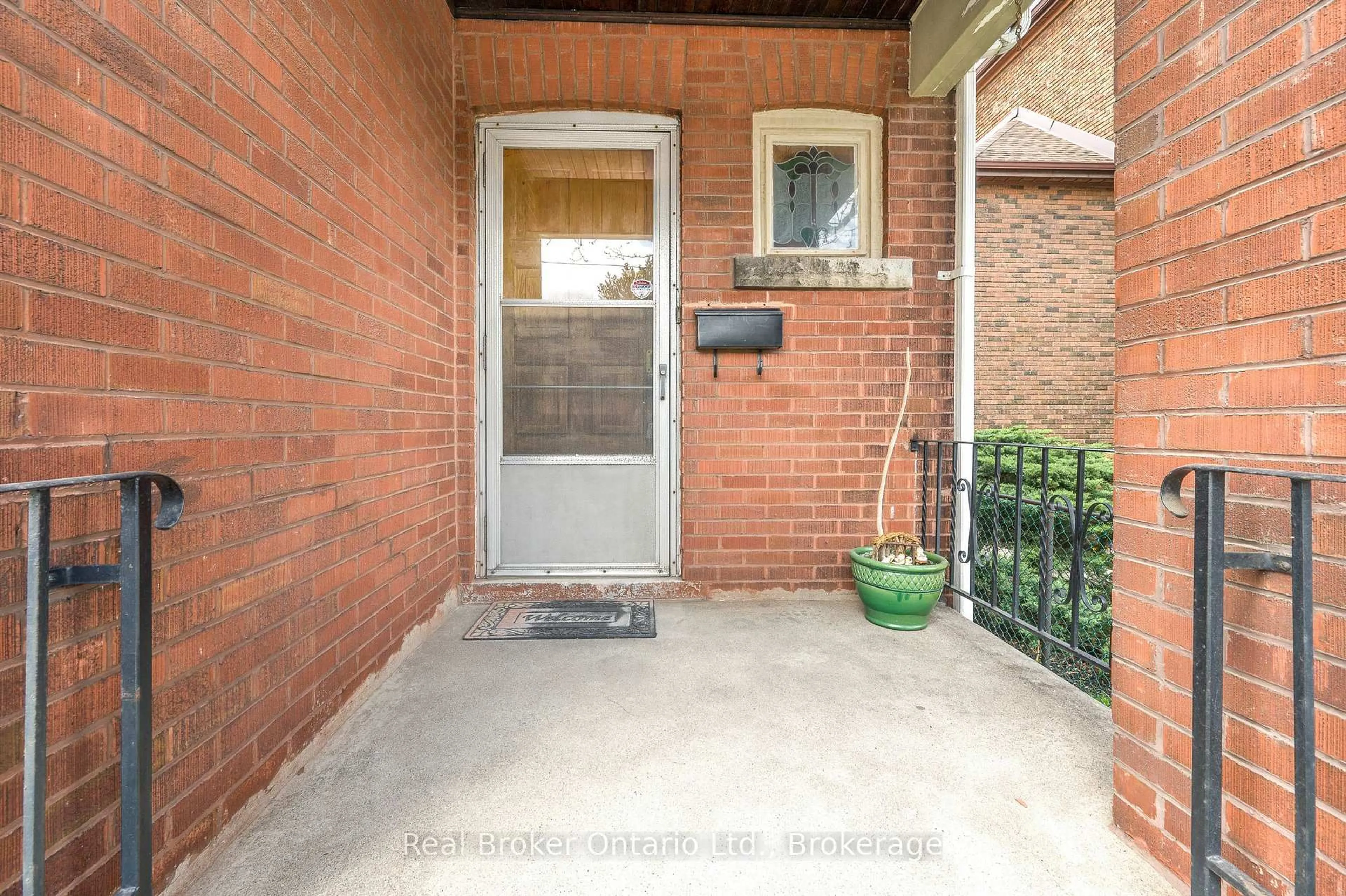 Indoor entryway for 153 Gage Ave, Hamilton Ontario L8L 7A3