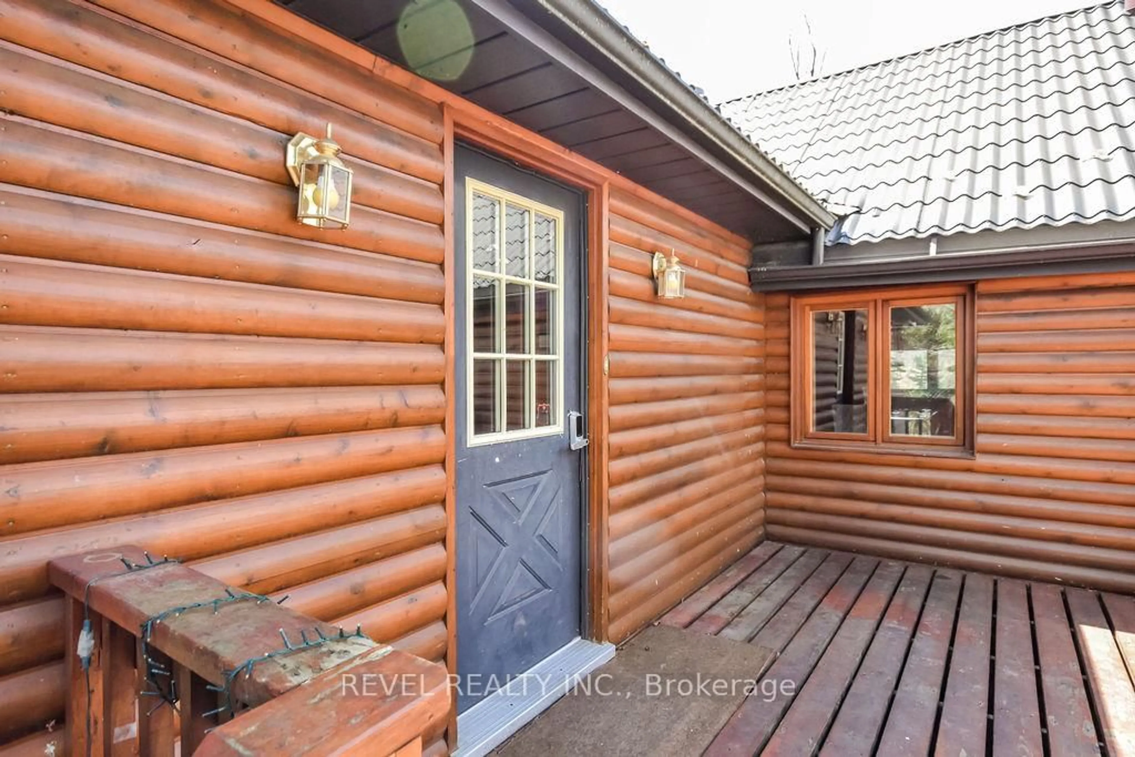 Indoor entryway for 180 Lake Rd, Georgian Bay Ontario L0K 1S0