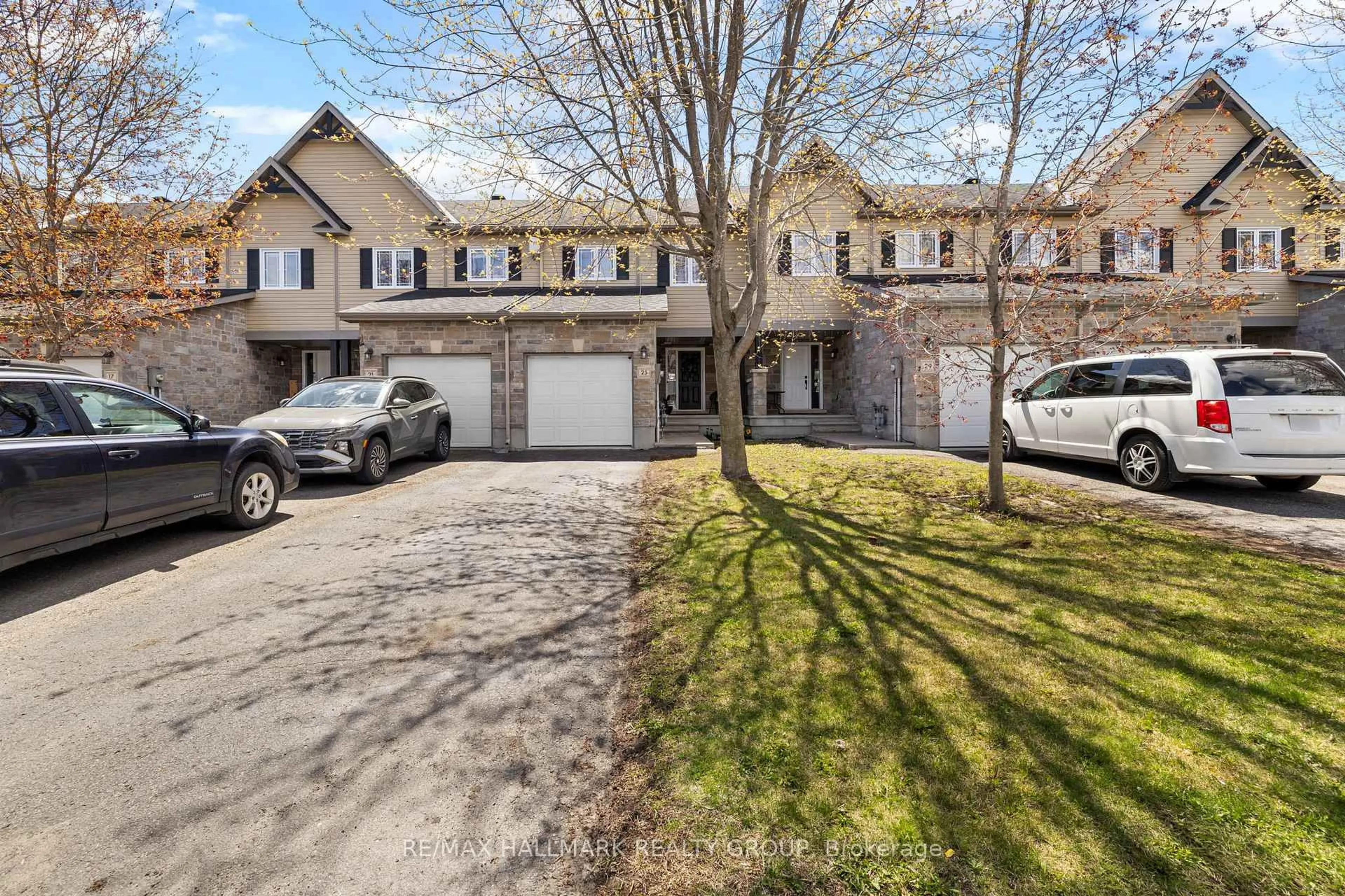 A pic from outside/outdoor area/front of a property/back of a property/a pic from drone, street for 25 Nathalie St, Clarence-Rockland Ontario K4K 0J3
