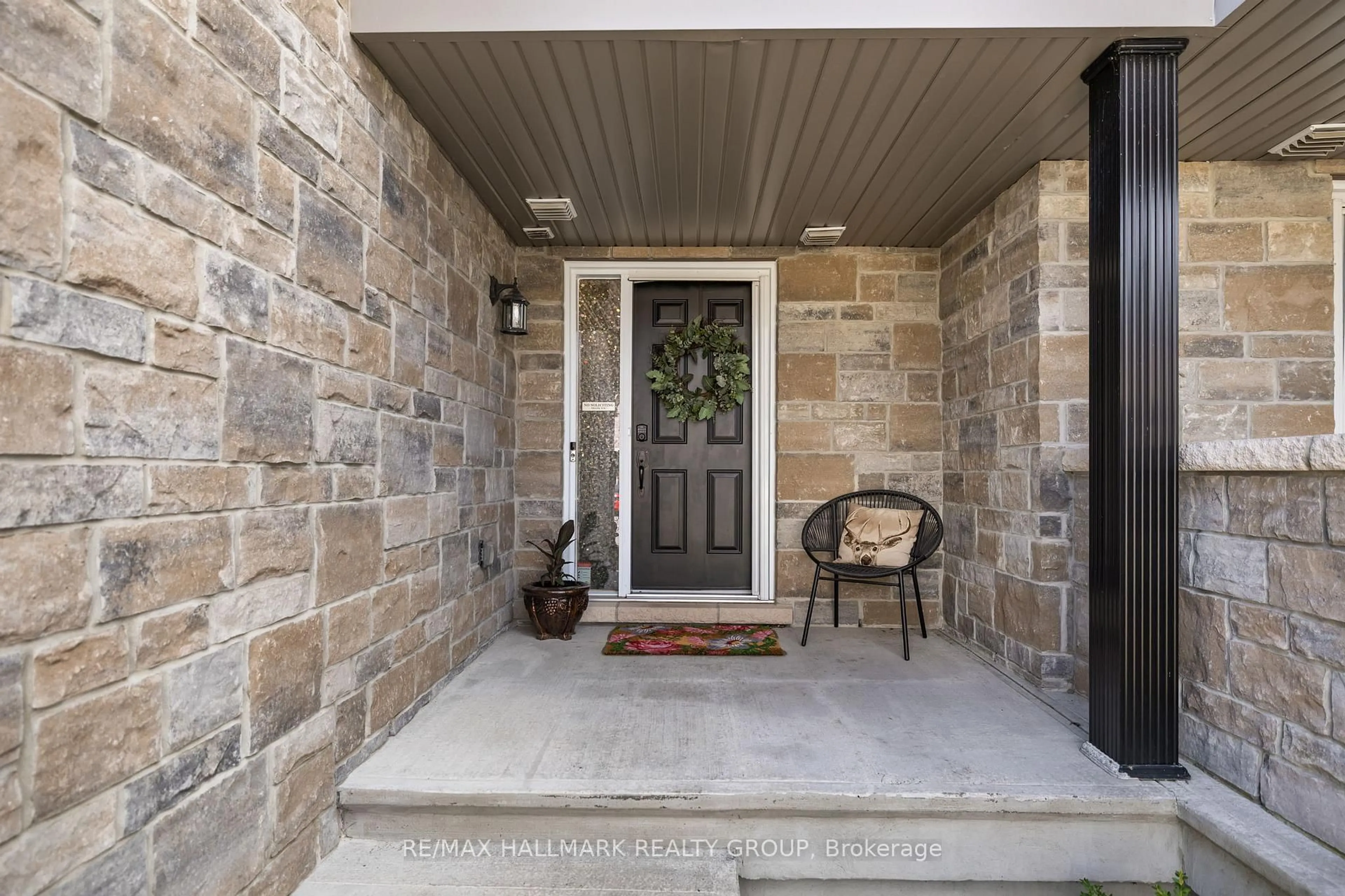 Indoor entryway for 25 Nathalie St, Clarence-Rockland Ontario K4K 0J3