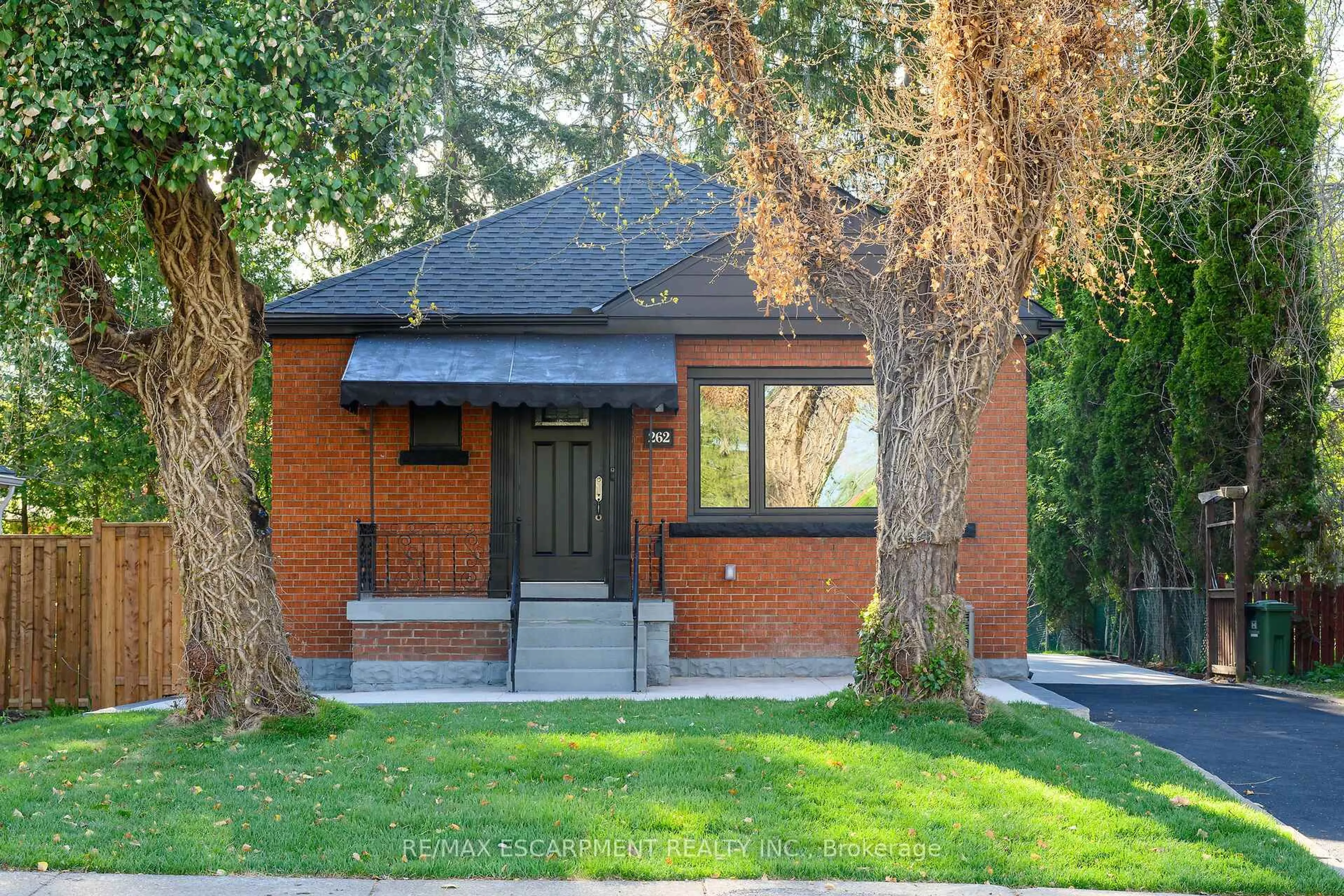 Home with brick exterior material, street for 262 BROADWAY Ave, Hamilton Ontario L8S 2W8