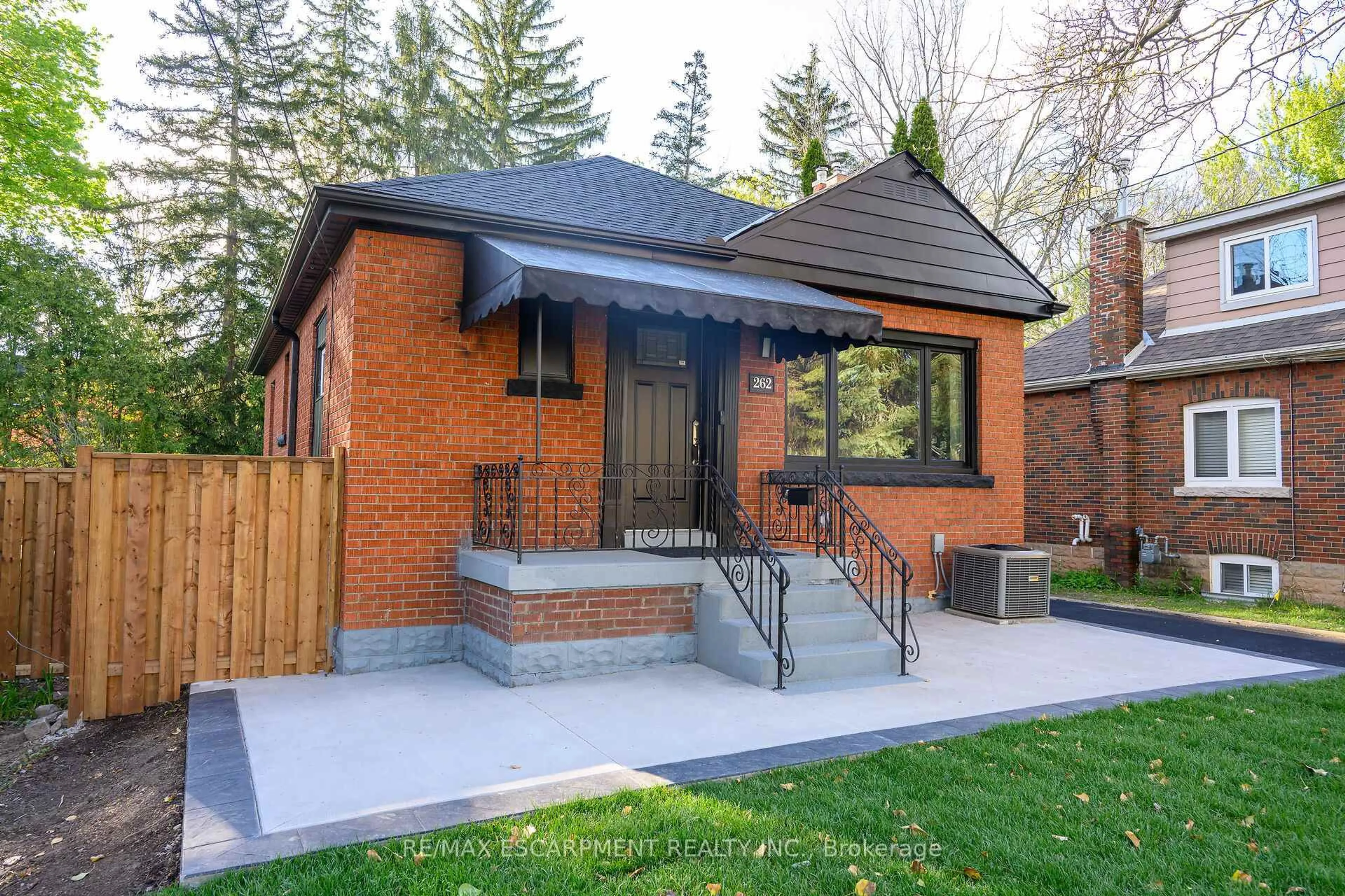 Home with brick exterior material, street for 262 BROADWAY Ave, Hamilton Ontario L8S 2W8