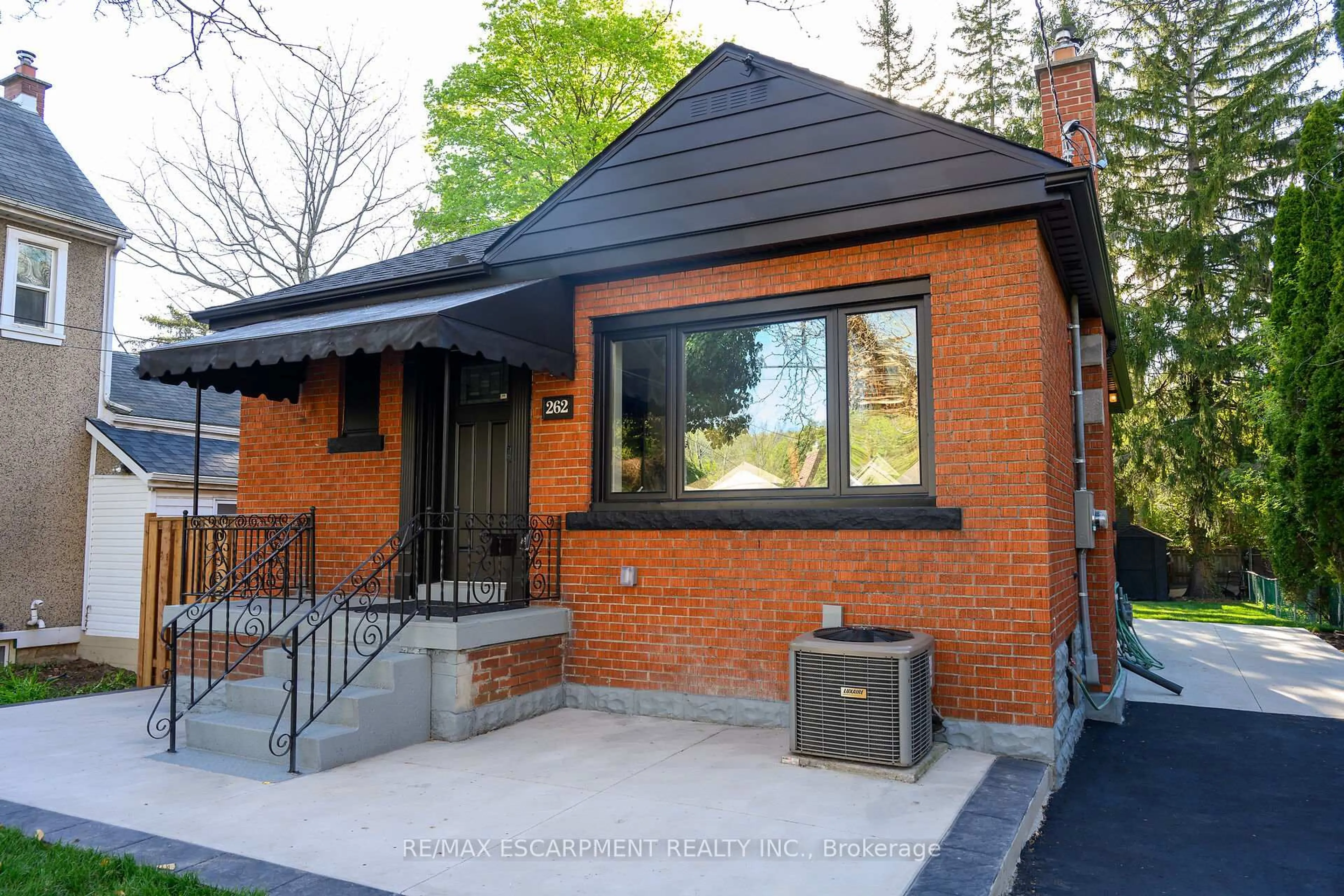 Home with brick exterior material, street for 262 BROADWAY Ave, Hamilton Ontario L8S 2W8