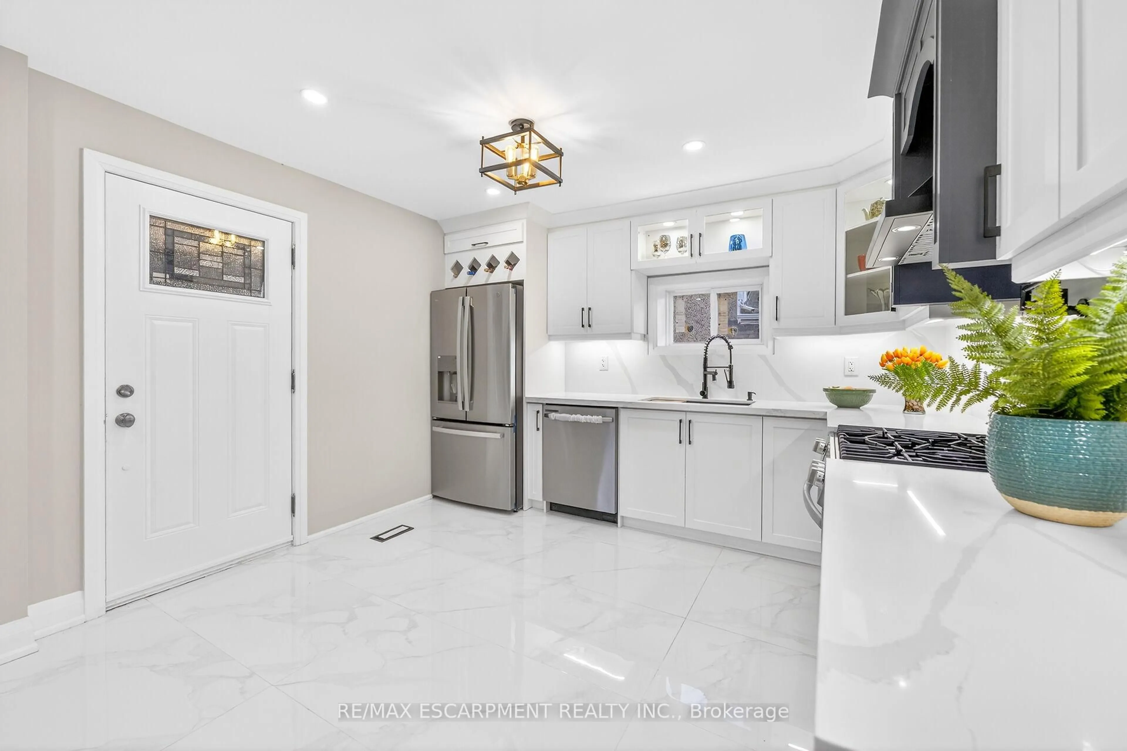 Contemporary kitchen, ceramic/tile floor for 262 BROADWAY Ave, Hamilton Ontario L8S 2W8