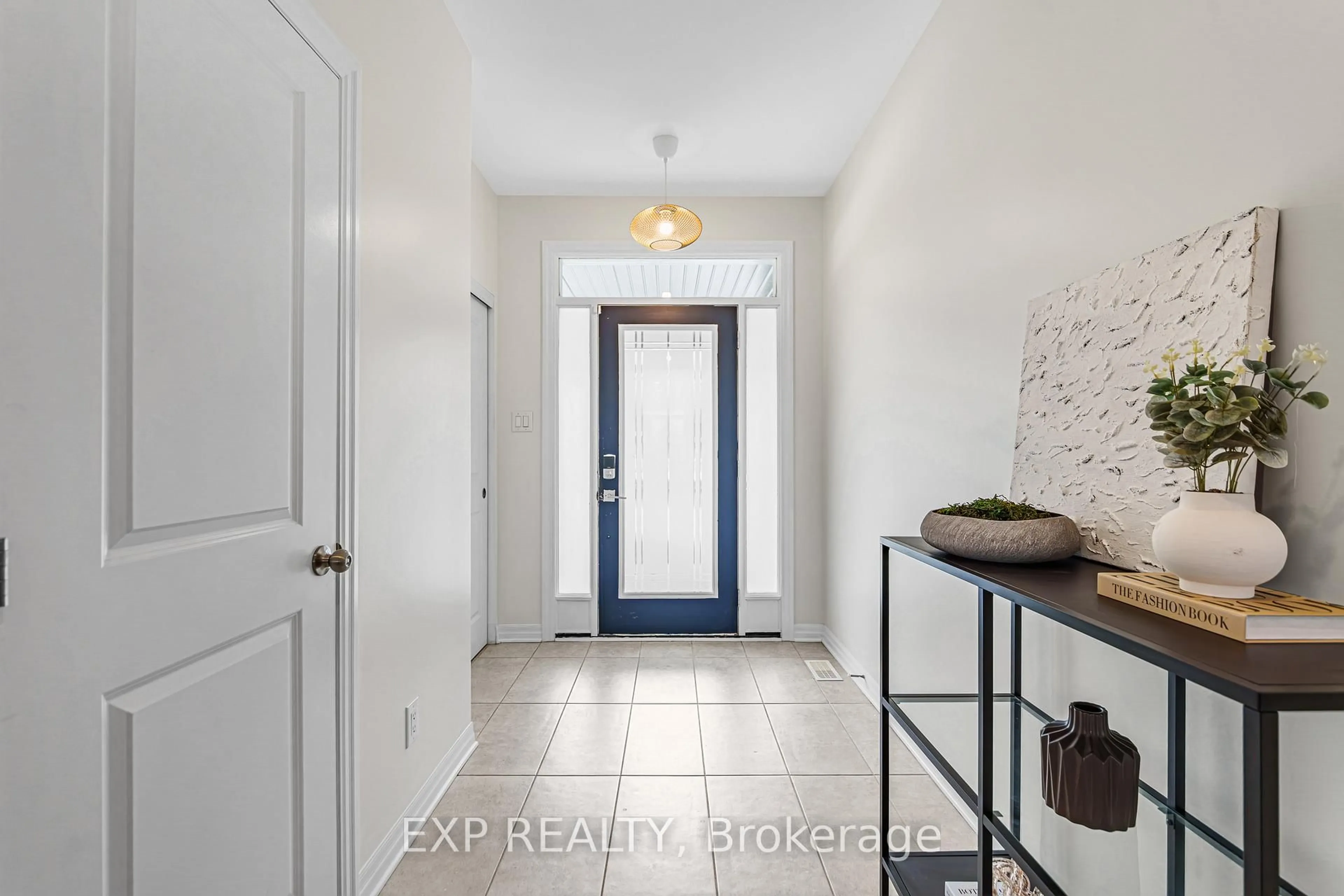 Indoor entryway for 320 Broadridge Cres, Ottawa Ontario K1W 0H1