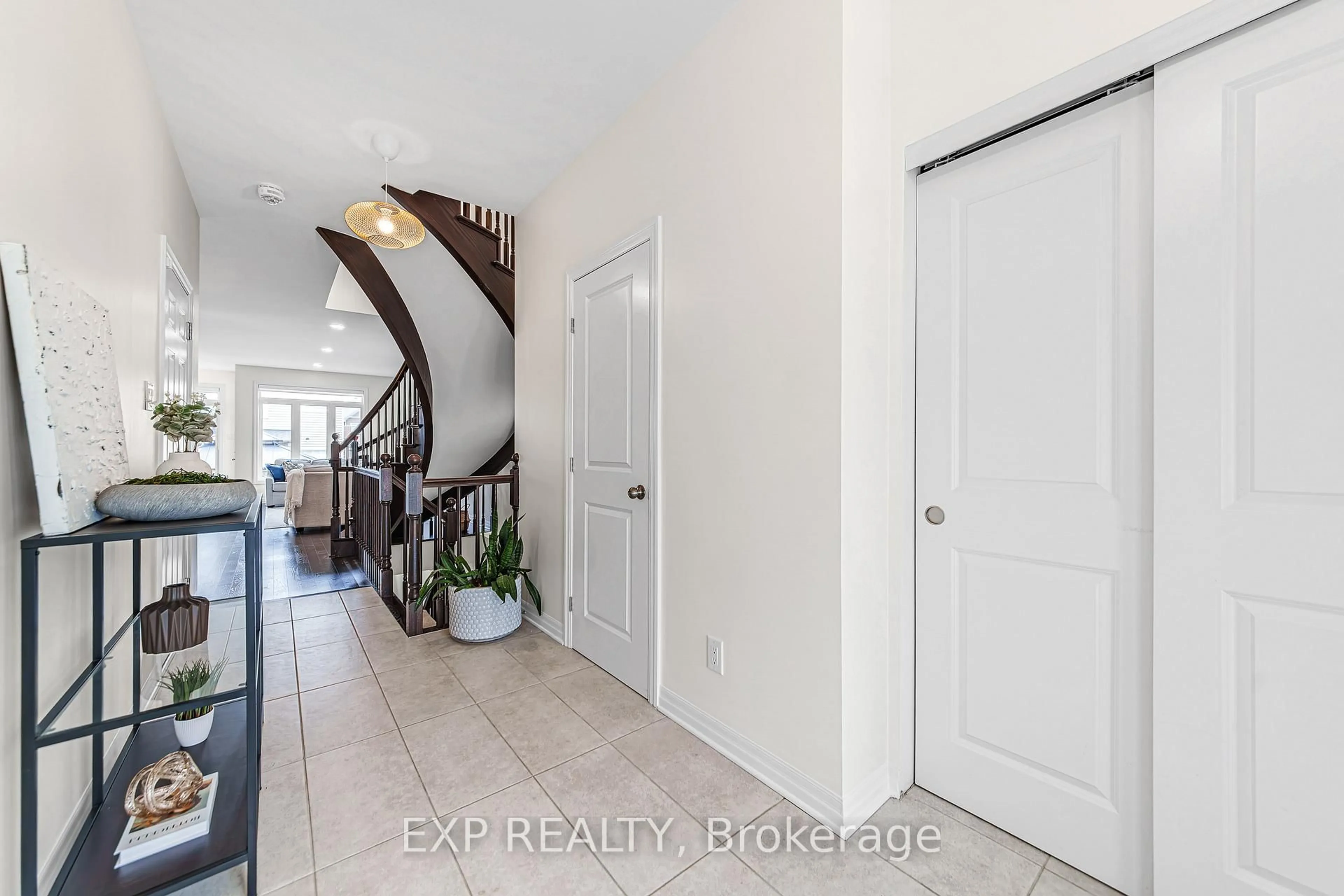 Indoor entryway for 320 Broadridge Cres, Ottawa Ontario K1W 0H1
