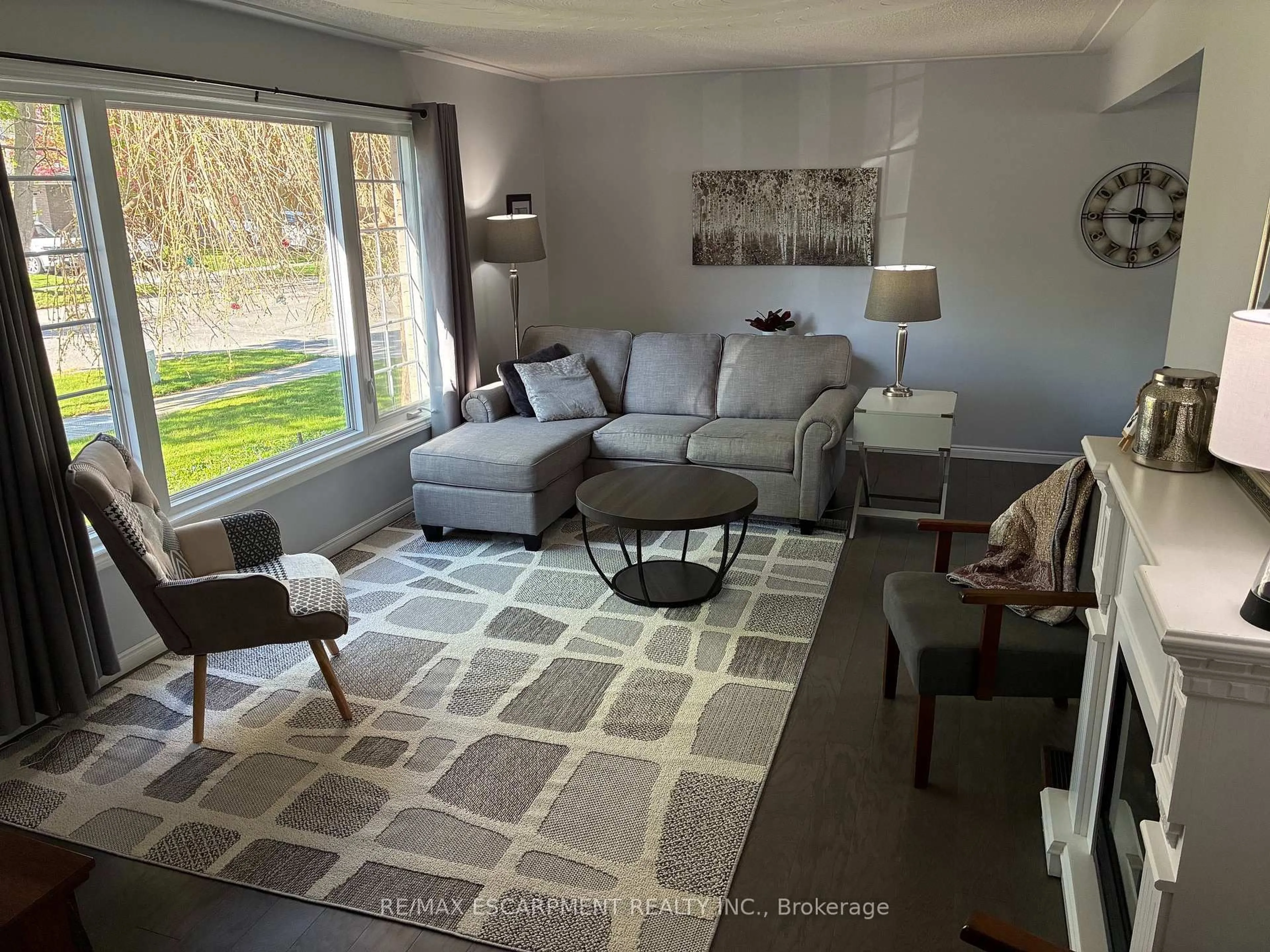 Living room with furniture, unknown for 31 Blackfriar Lane, Brantford Ontario N3R 7M2