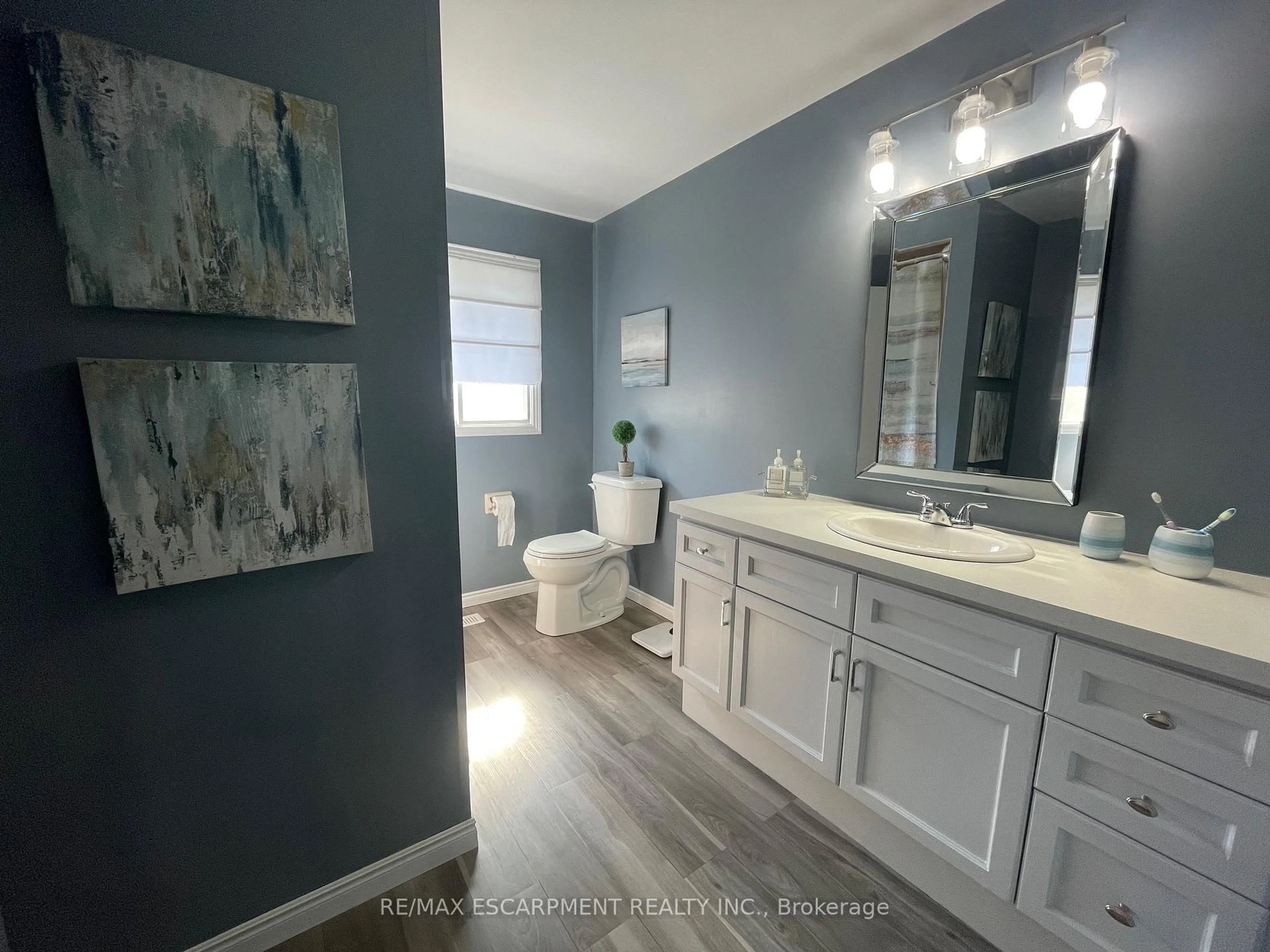 Contemporary bathroom, ceramic/tile floor for 31 Blackfriar Lane, Brantford Ontario N3R 7M2