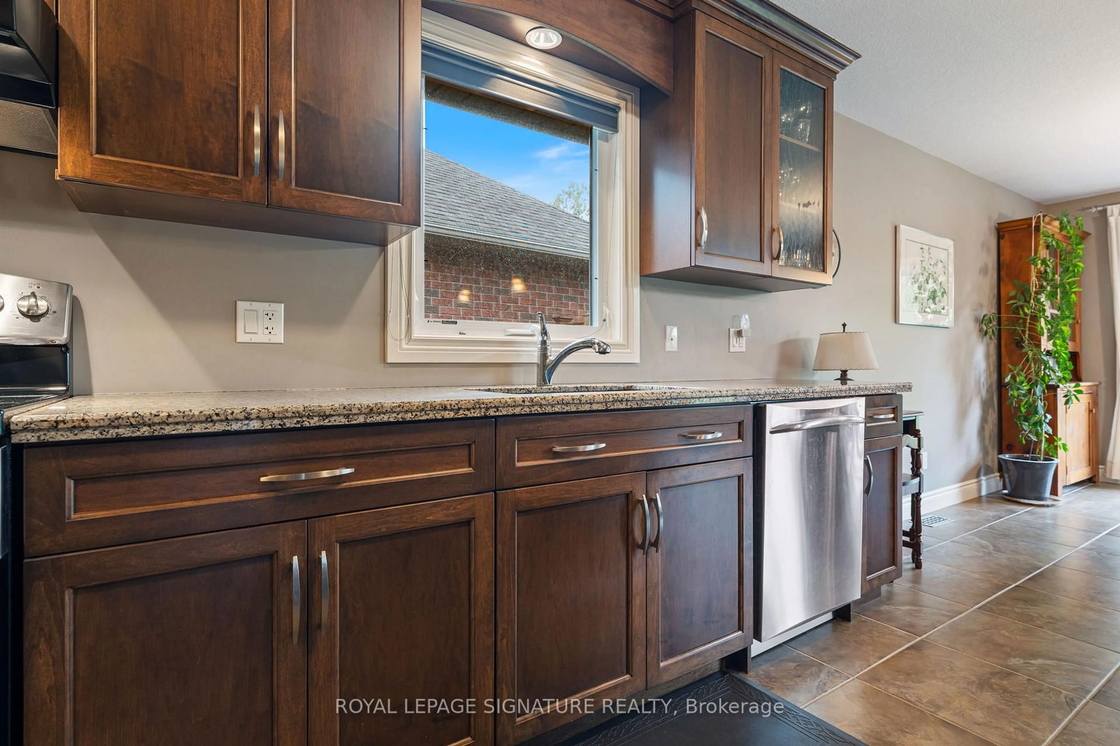 Open concept kitchen, ceramic/tile floor for 81 Willowdale Cres, Norfolk Ontario N0A 1N5
