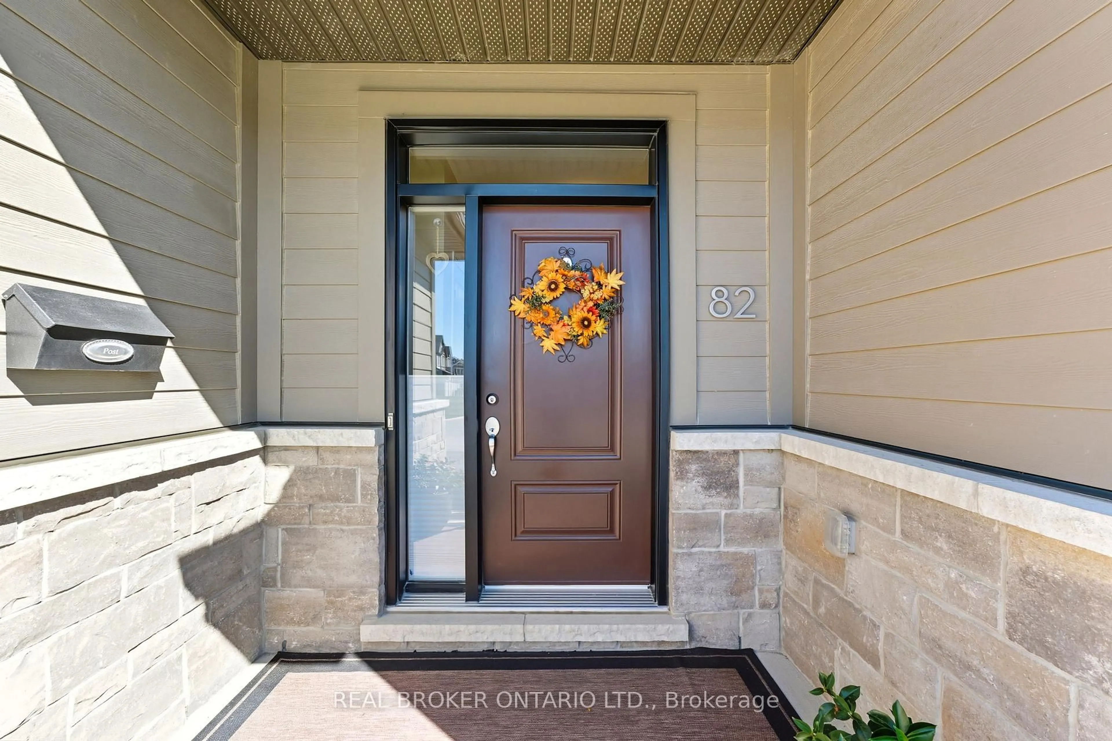 Indoor entryway for 82 Axel Cres, Ottawa Ontario K2V 0K4