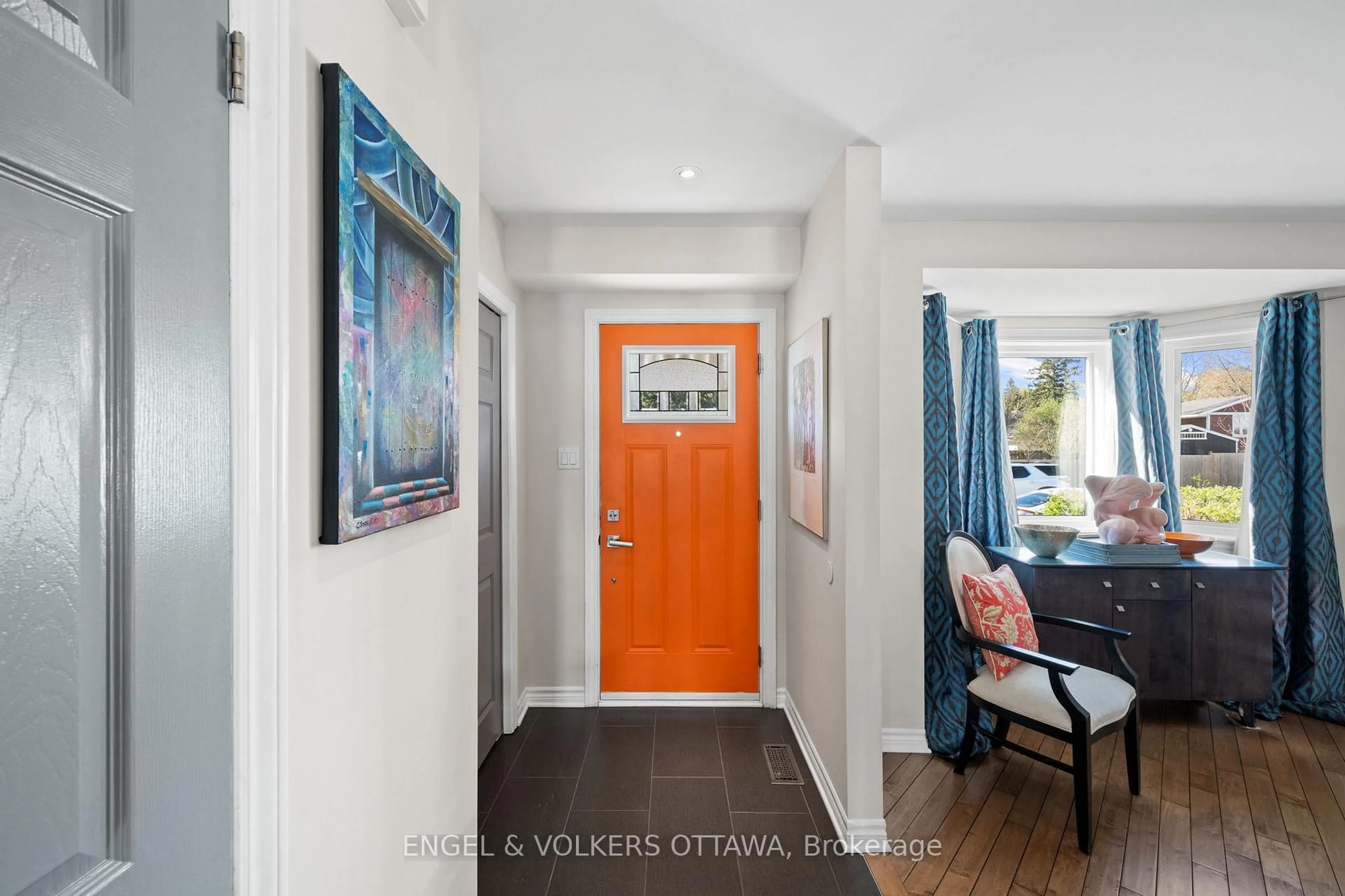 Indoor entryway for 221 Monterey Dr, Ottawa Ontario K2H 7B1
