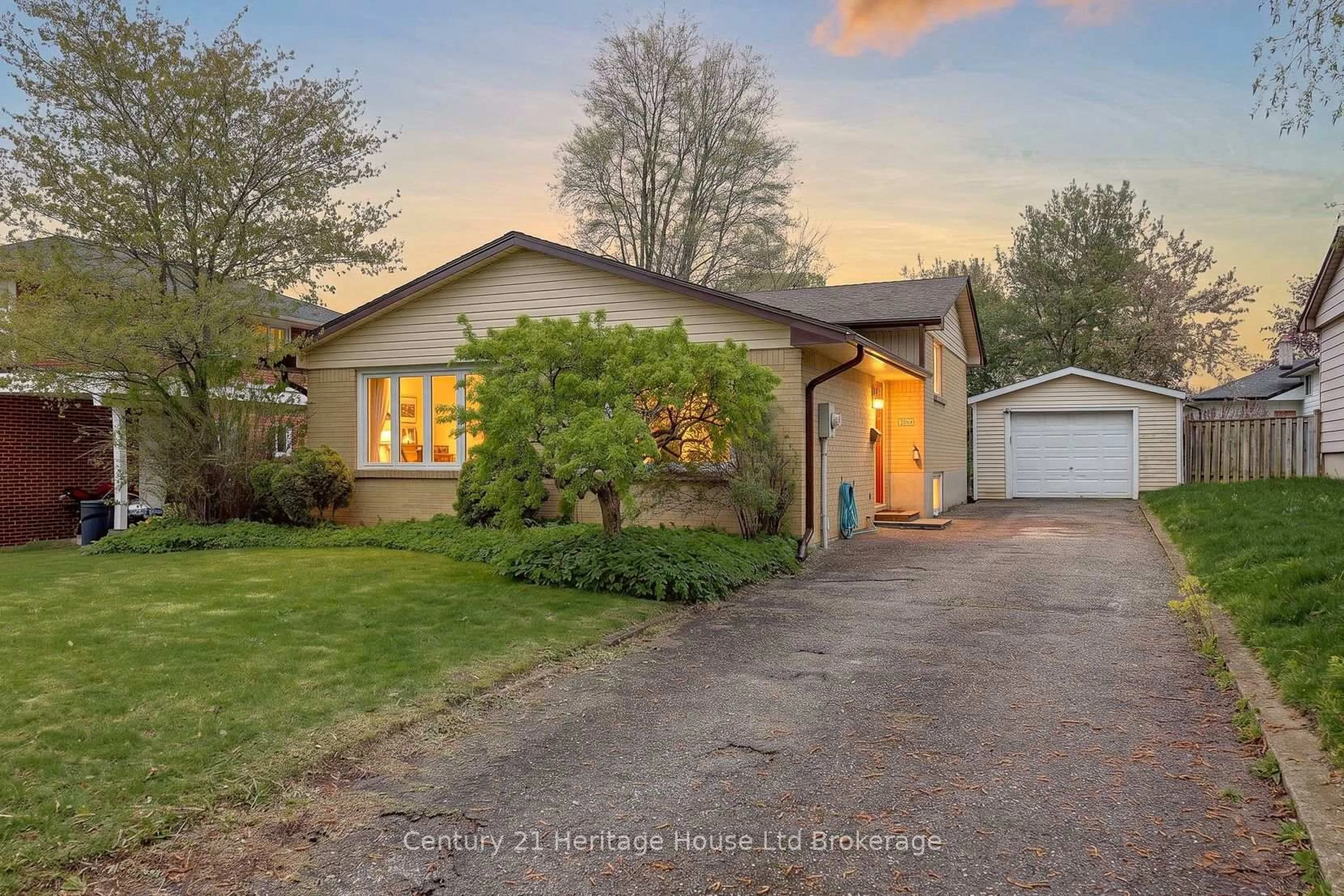 A pic from outside/outdoor area/front of a property/back of a property/a pic from drone, street for 1004 Nesbitt Cres, Woodstock Ontario N4S 7P1