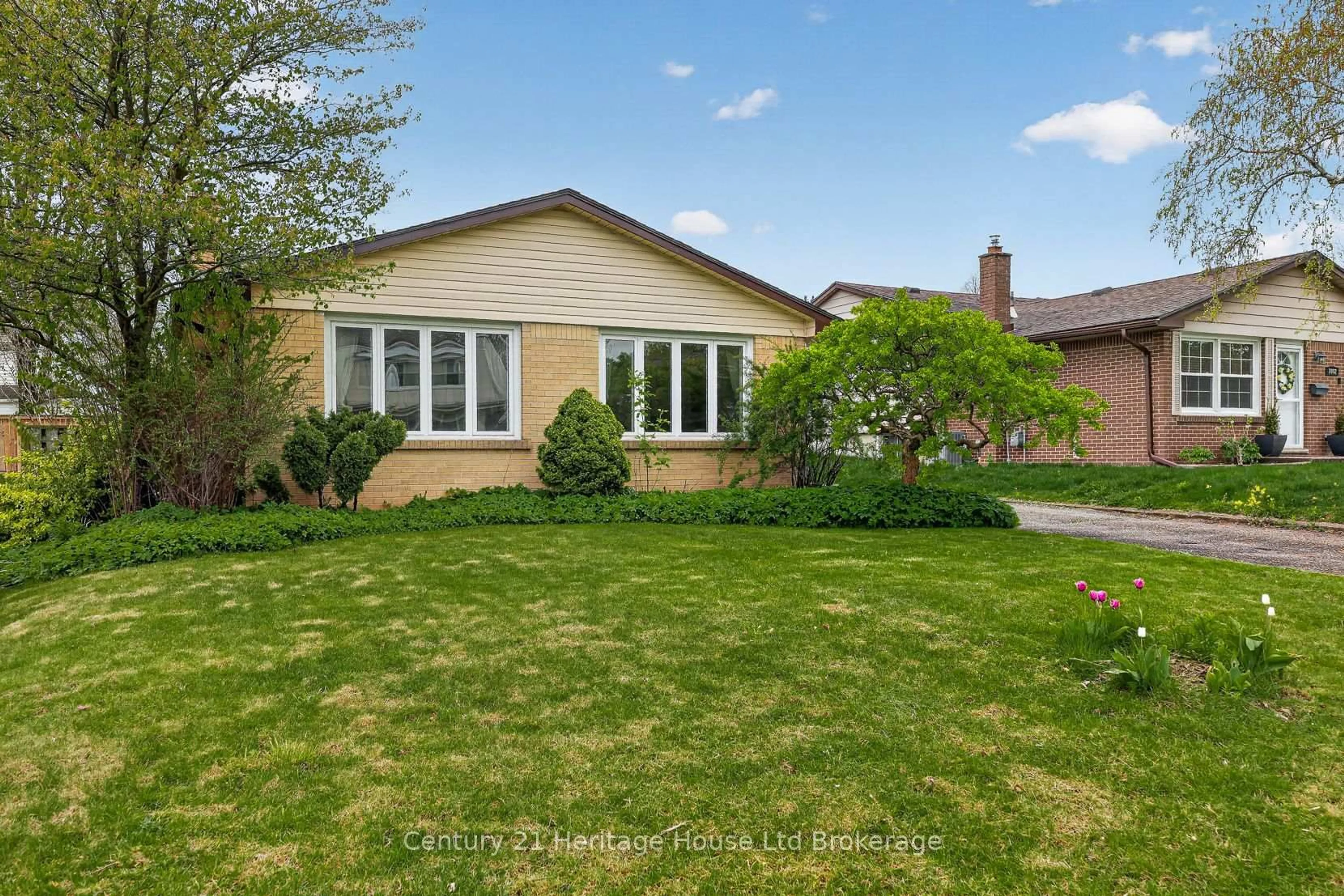 A pic from outside/outdoor area/front of a property/back of a property/a pic from drone, street for 1004 Nesbitt Cres, Woodstock Ontario N4S 7P1