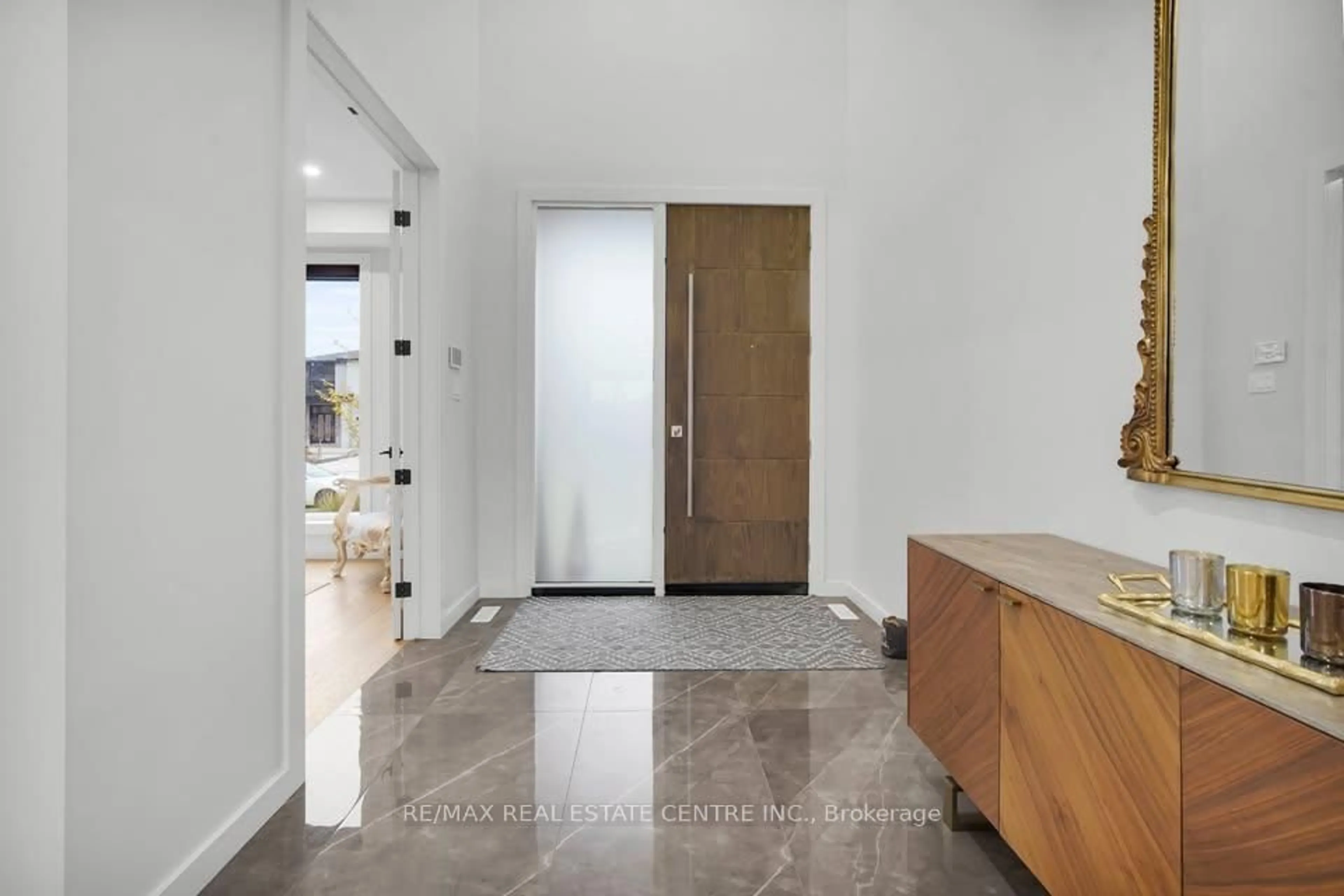 Indoor entryway for 2088 IRONWOOD Rd, London South Ontario N6K 0H8