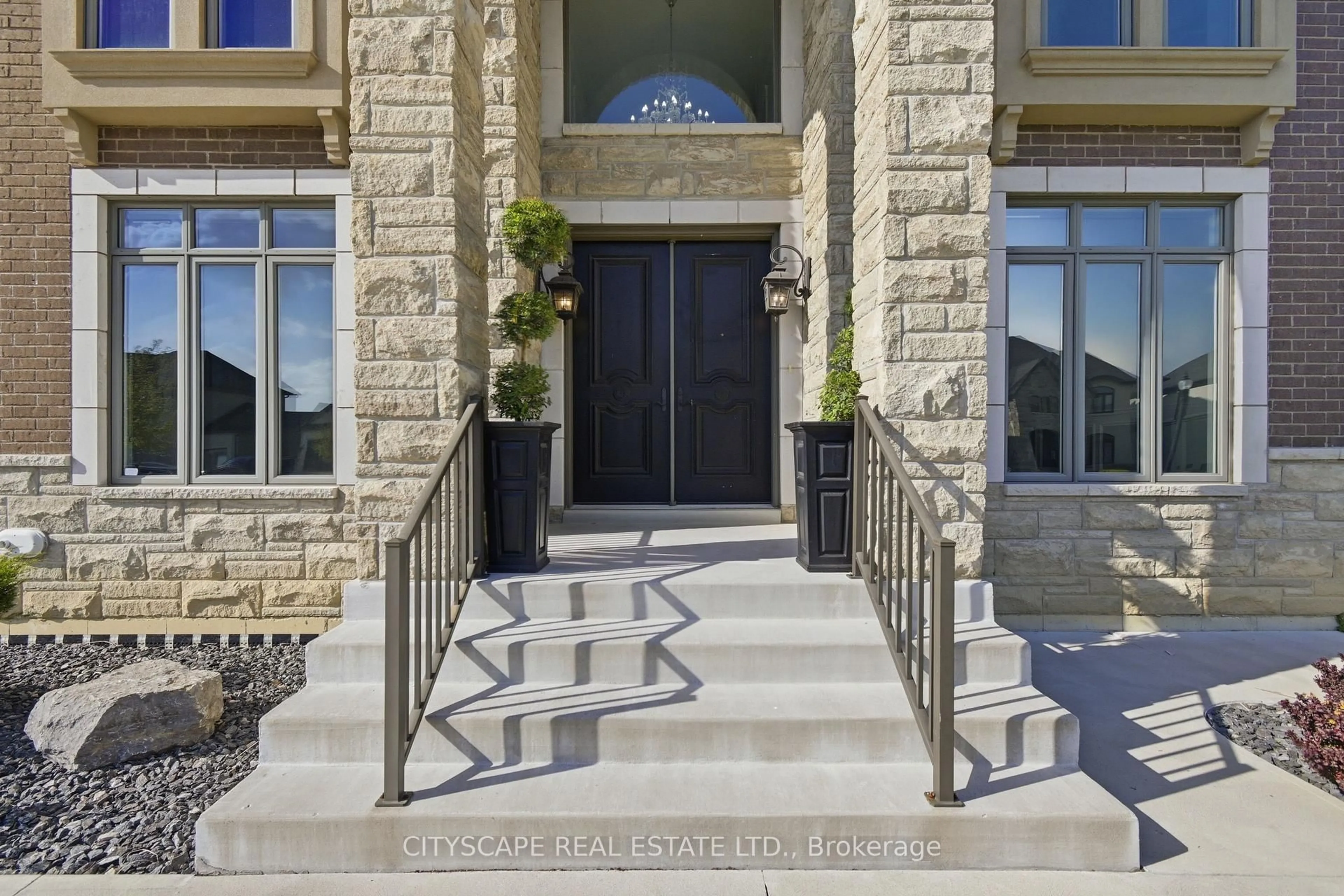 Indoor foyer for 30 Augustus Crt, LaSalle Ontario N9H 0G6