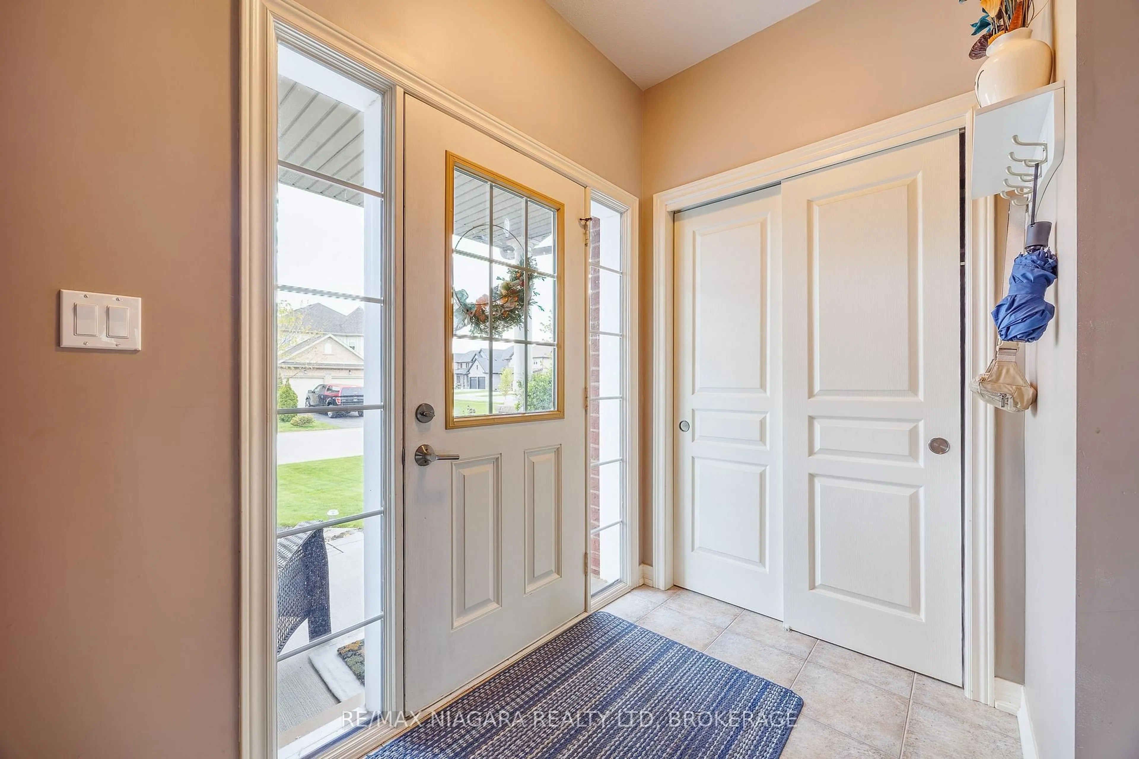 Indoor entryway for 5744 Jake Cres, Niagara Falls Ontario L2H 1S7