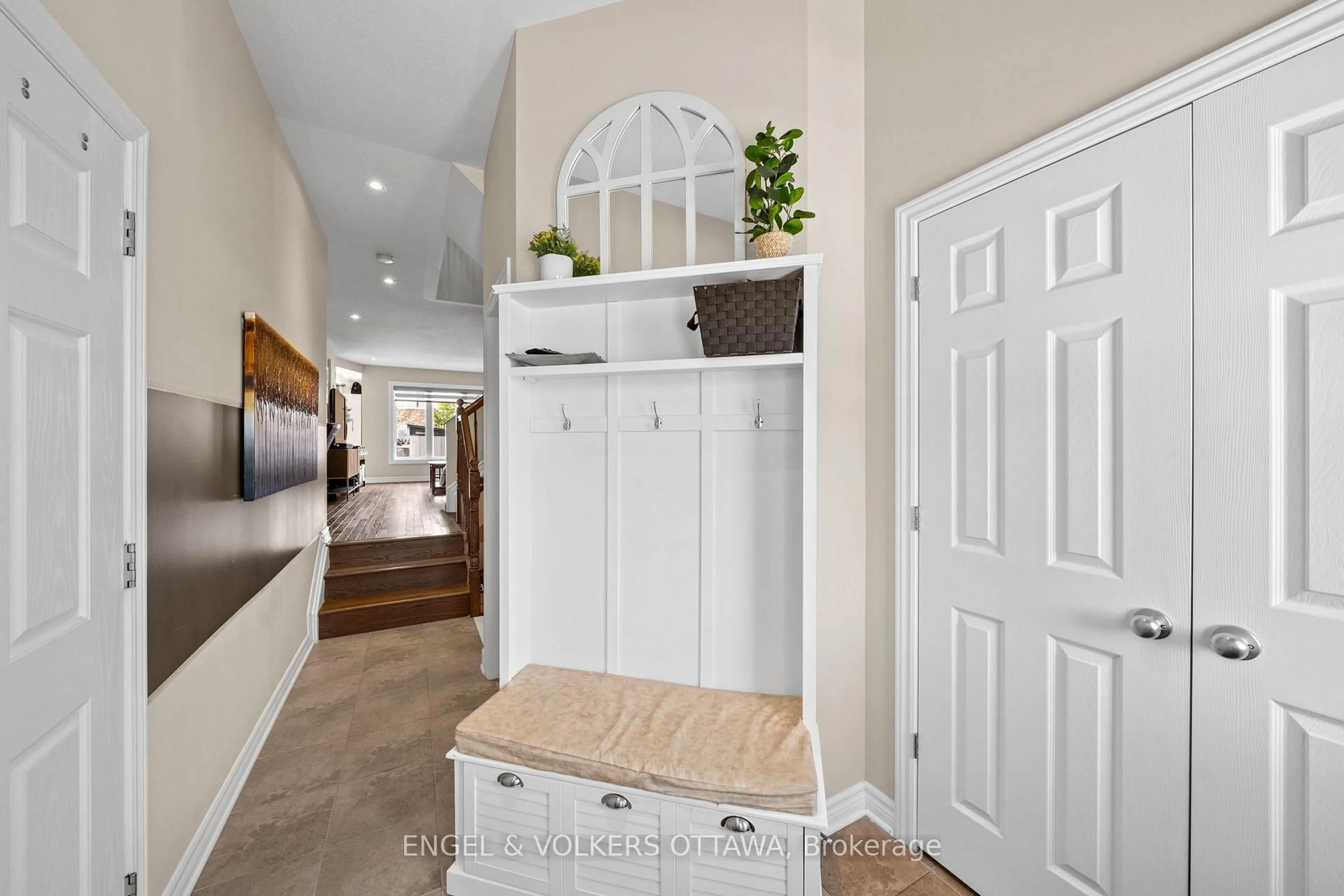 Indoor entryway for 107 Mancini Way, Ottawa Ontario K2J 5X3