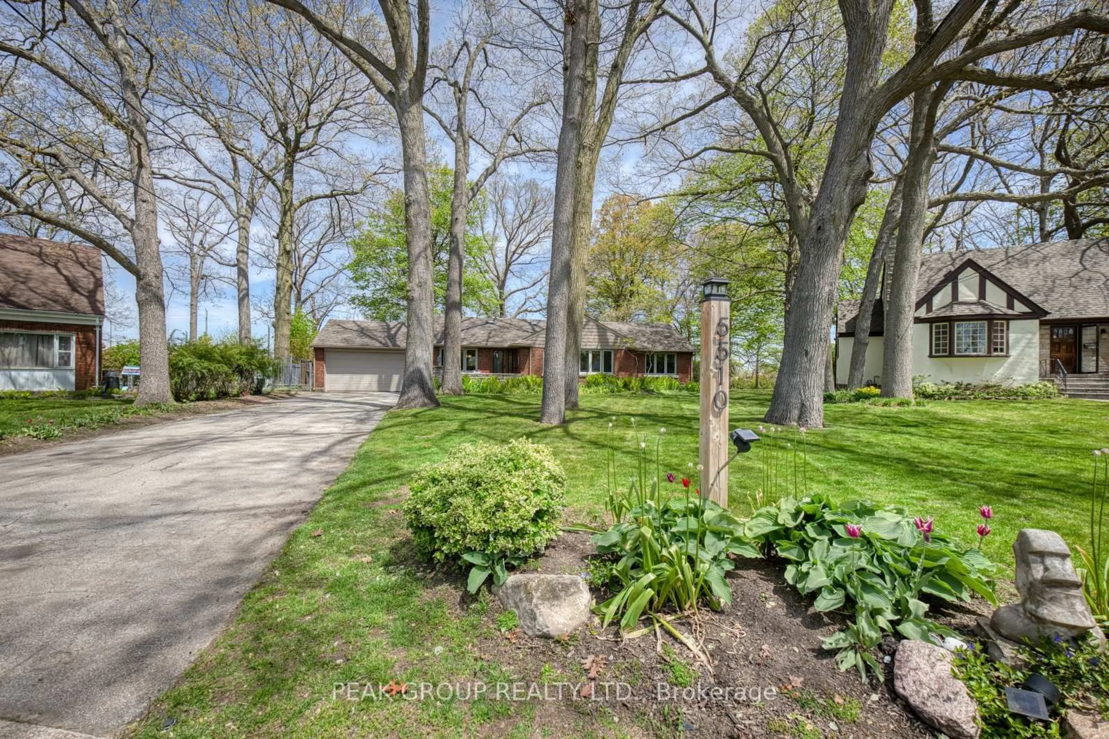 A pic from outside/outdoor area/front of a property/back of a property/a pic from drone, street for 5510 Woodland Blvd, Niagara Falls Ontario L2G 5K5