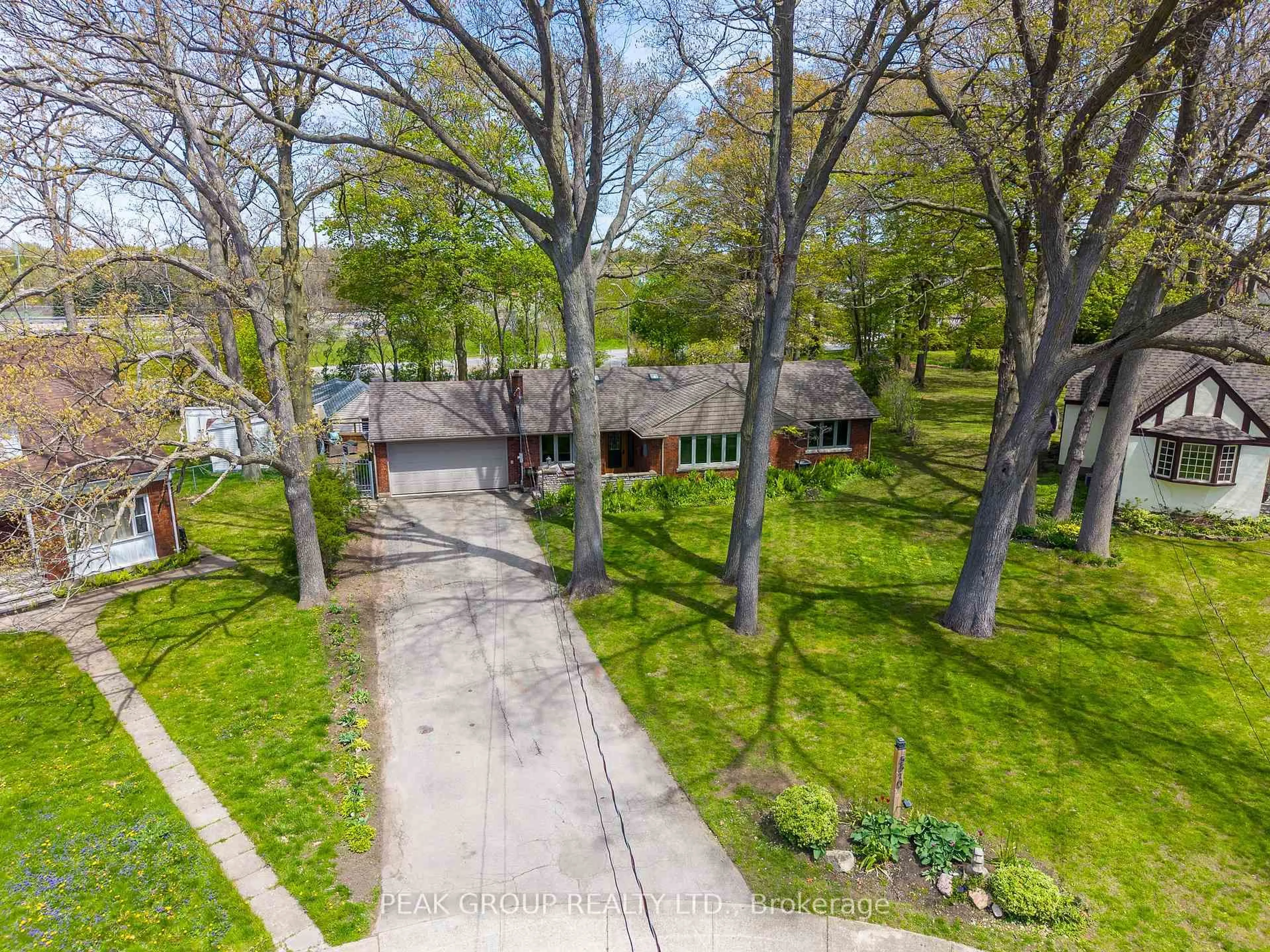 A pic from outside/outdoor area/front of a property/back of a property/a pic from drone, street for 5510 Woodland Blvd, Niagara Falls Ontario L2G 5K5