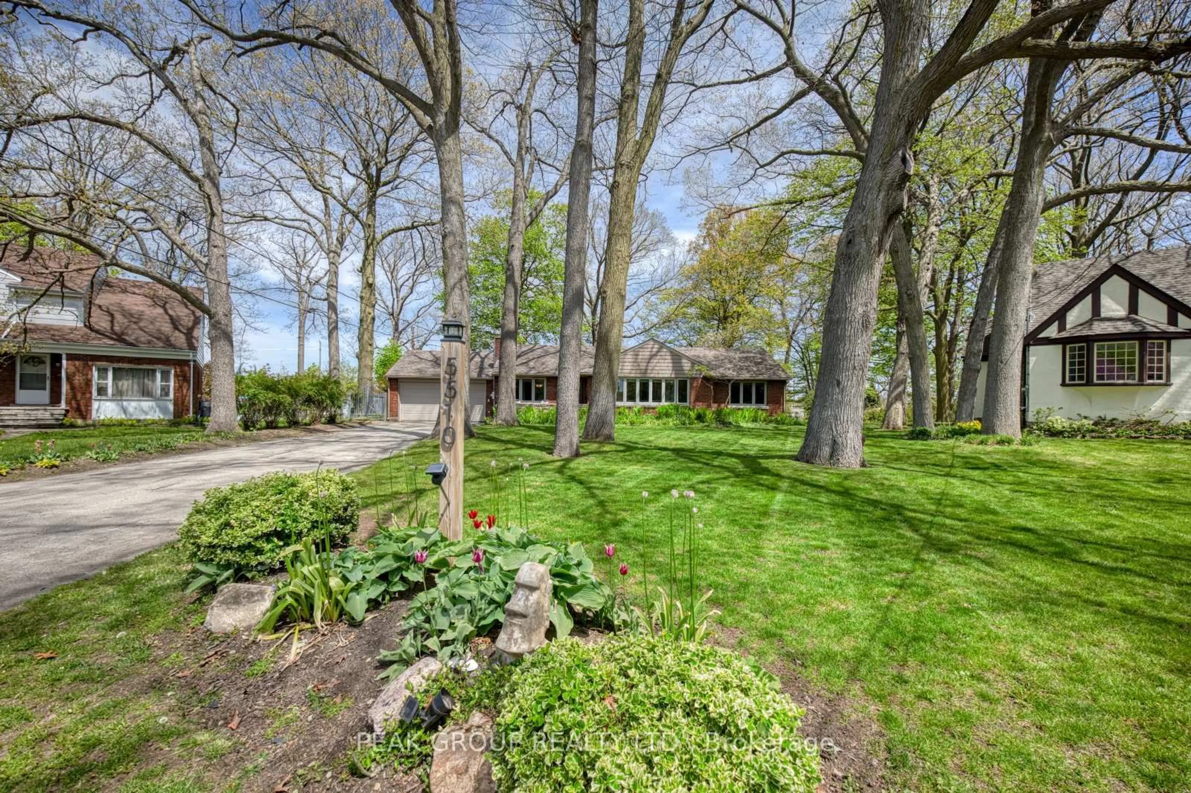A pic from outside/outdoor area/front of a property/back of a property/a pic from drone, street for 5510 Woodland Blvd, Niagara Falls Ontario L2G 5K5
