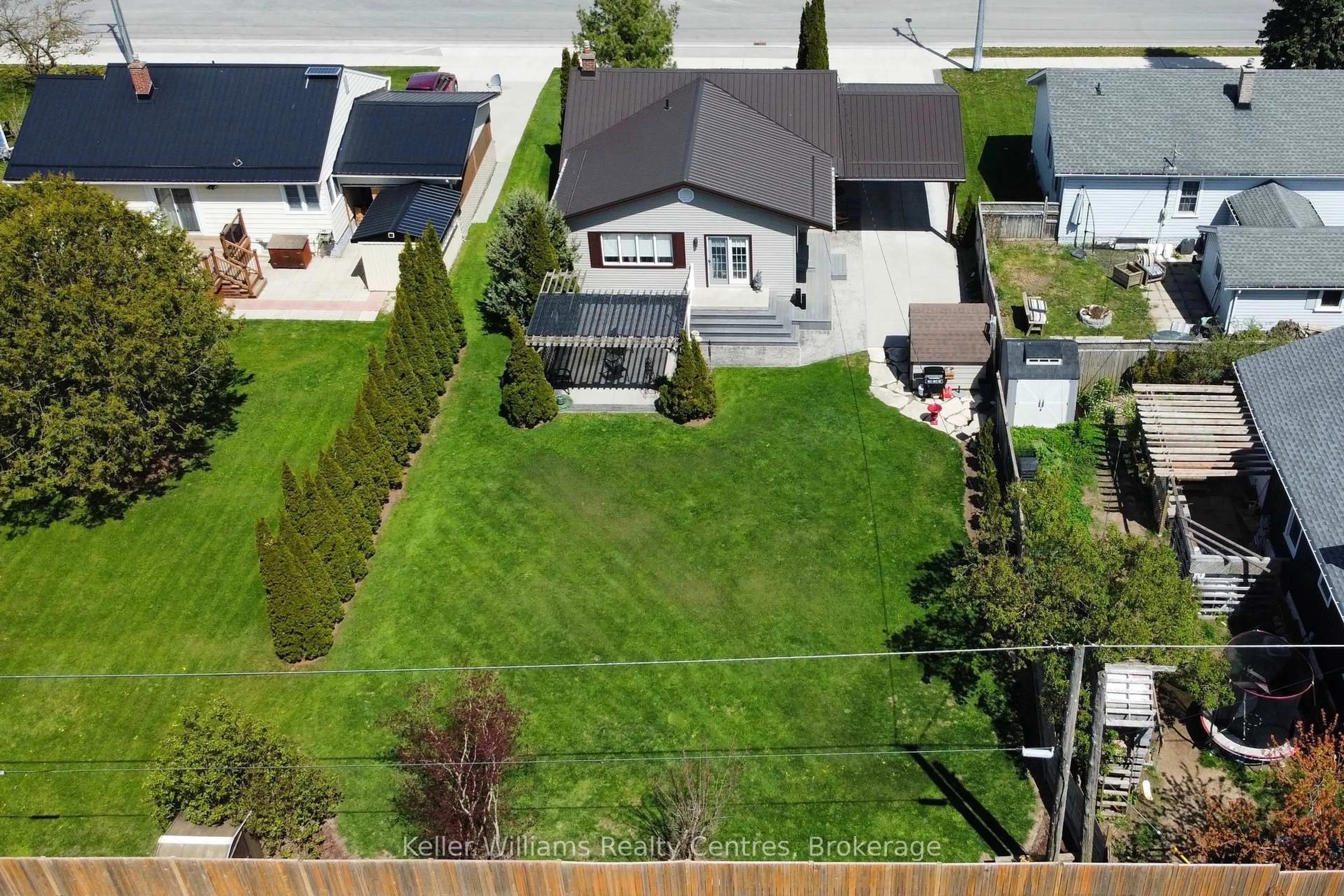 A pic from outside/outdoor area/front of a property/back of a property/a pic from drone, street for 587 11th St, Hanover Ontario N4N 1T4