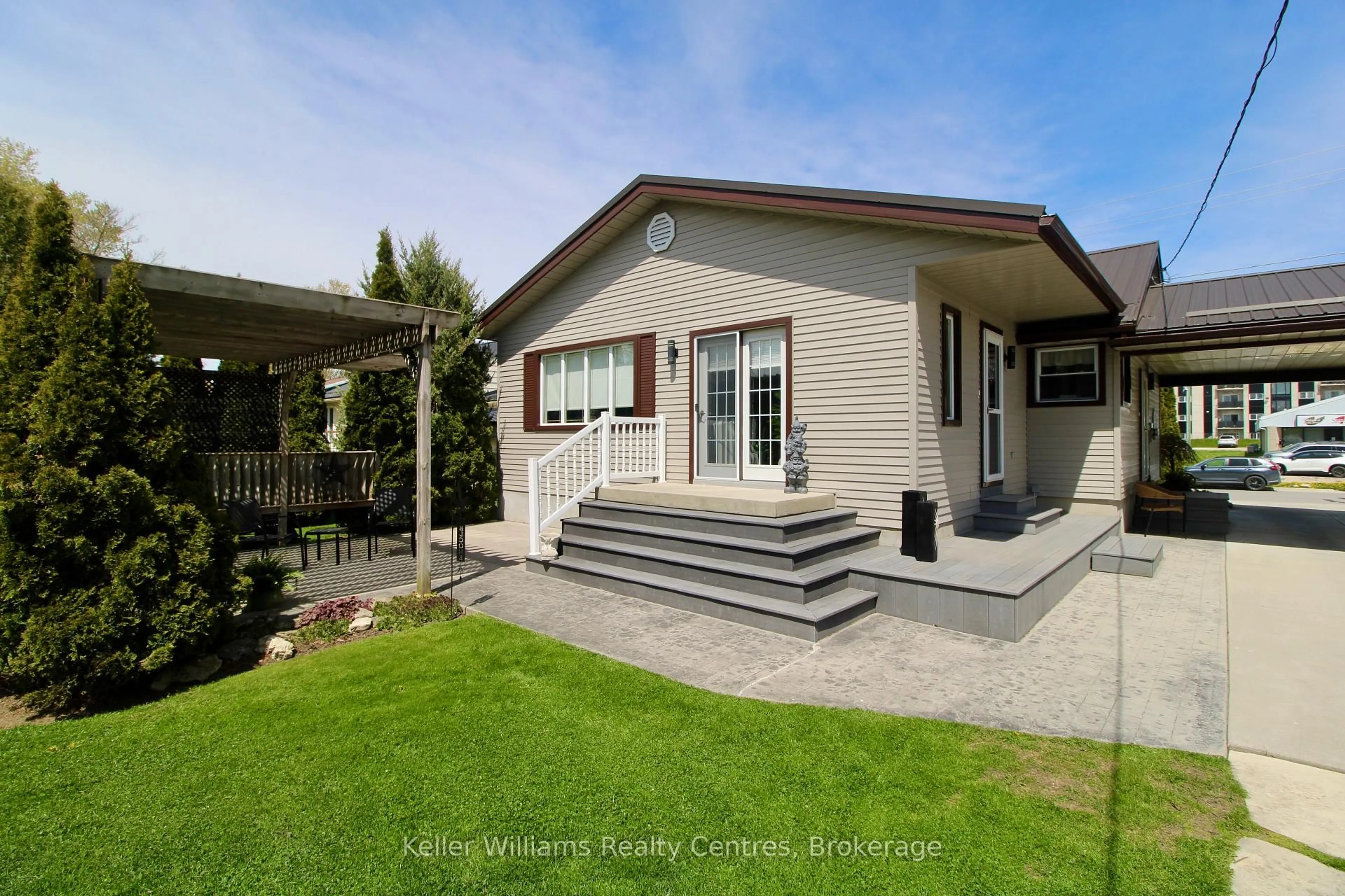 Home with vinyl exterior material, street for 587 11th St, Hanover Ontario N4N 1T4