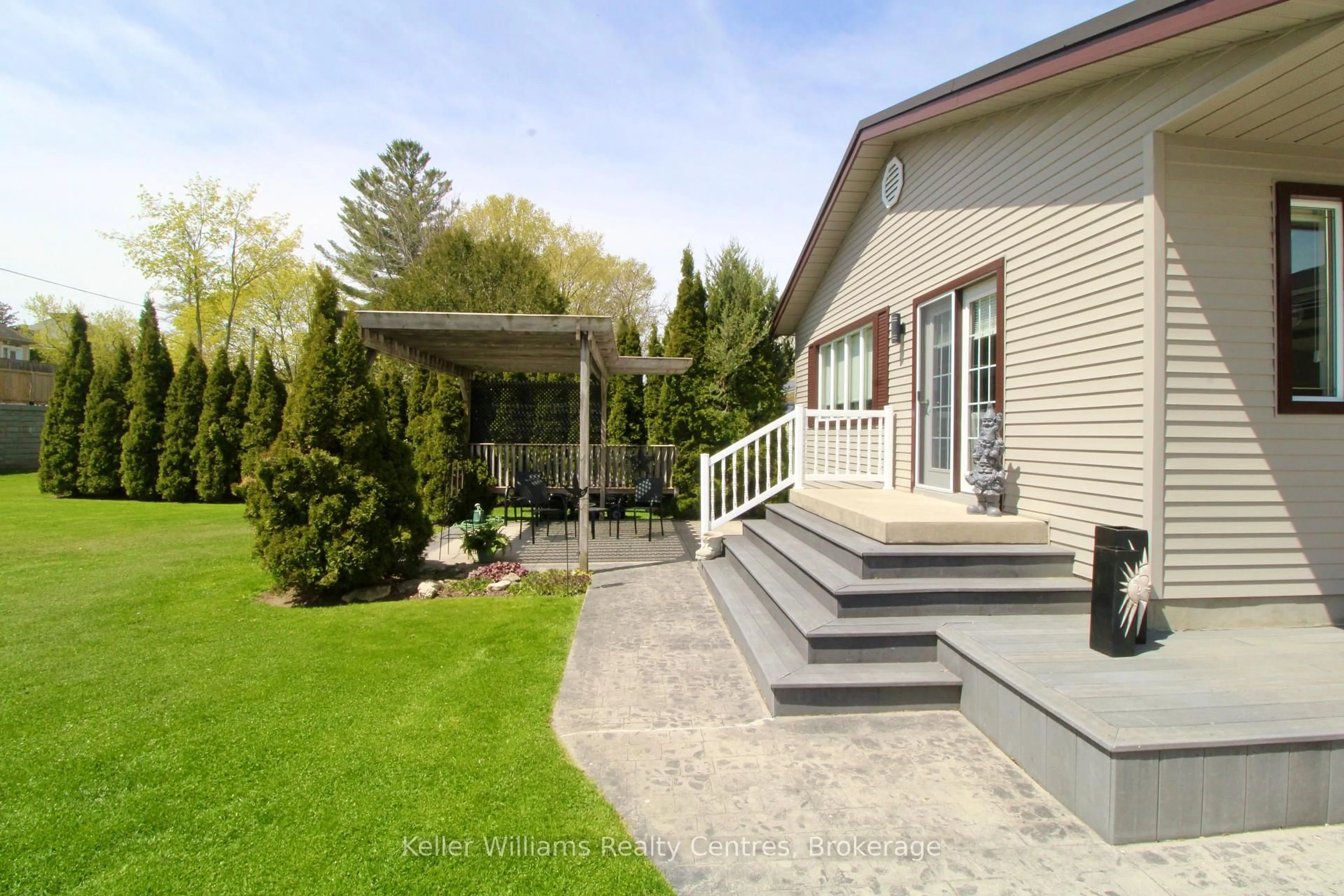 Patio, unknown for 587 11th St, Hanover Ontario N4N 1T4