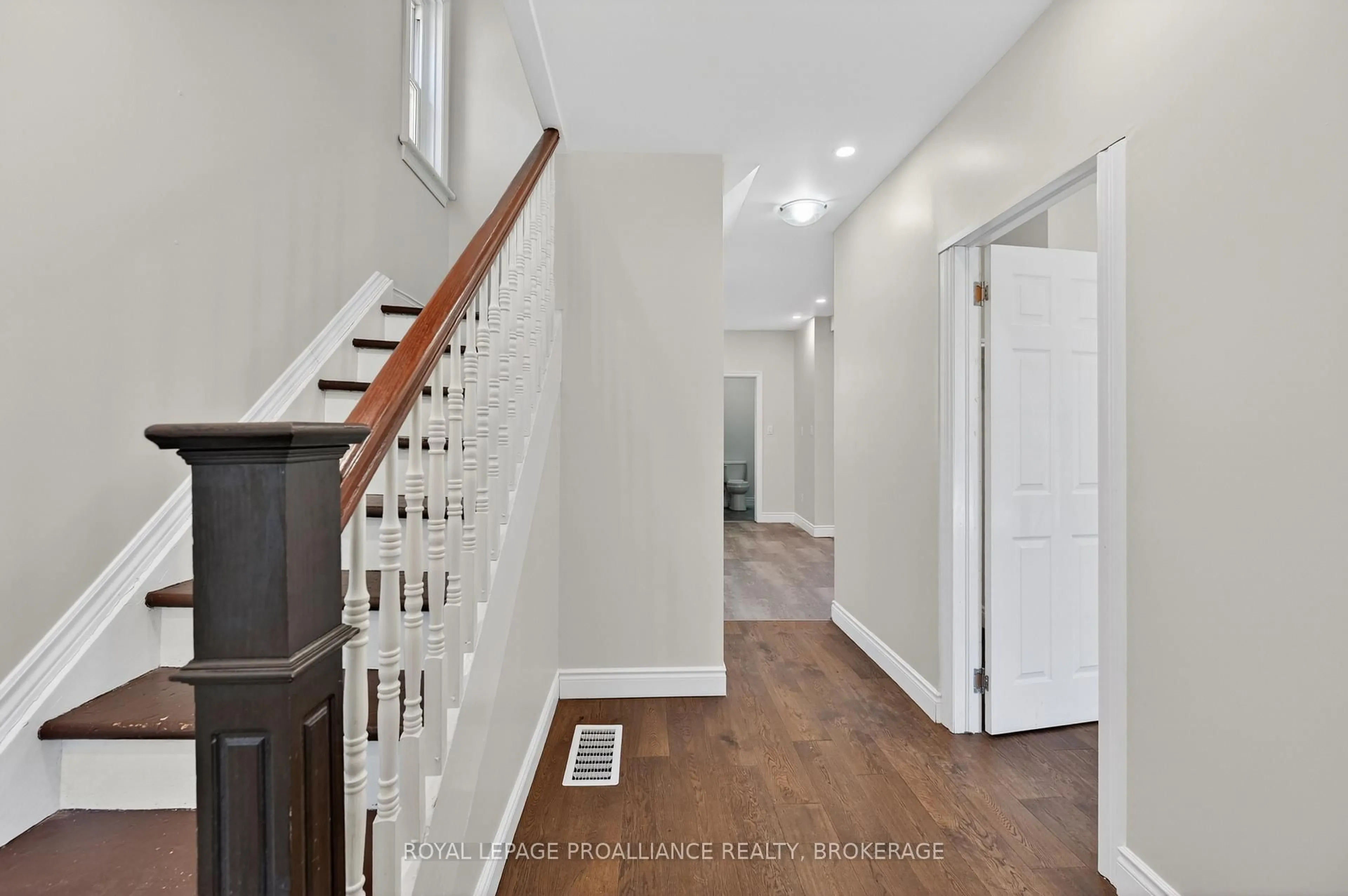 Indoor entryway for 69 John St, Kingston Ontario K7K 1T1
