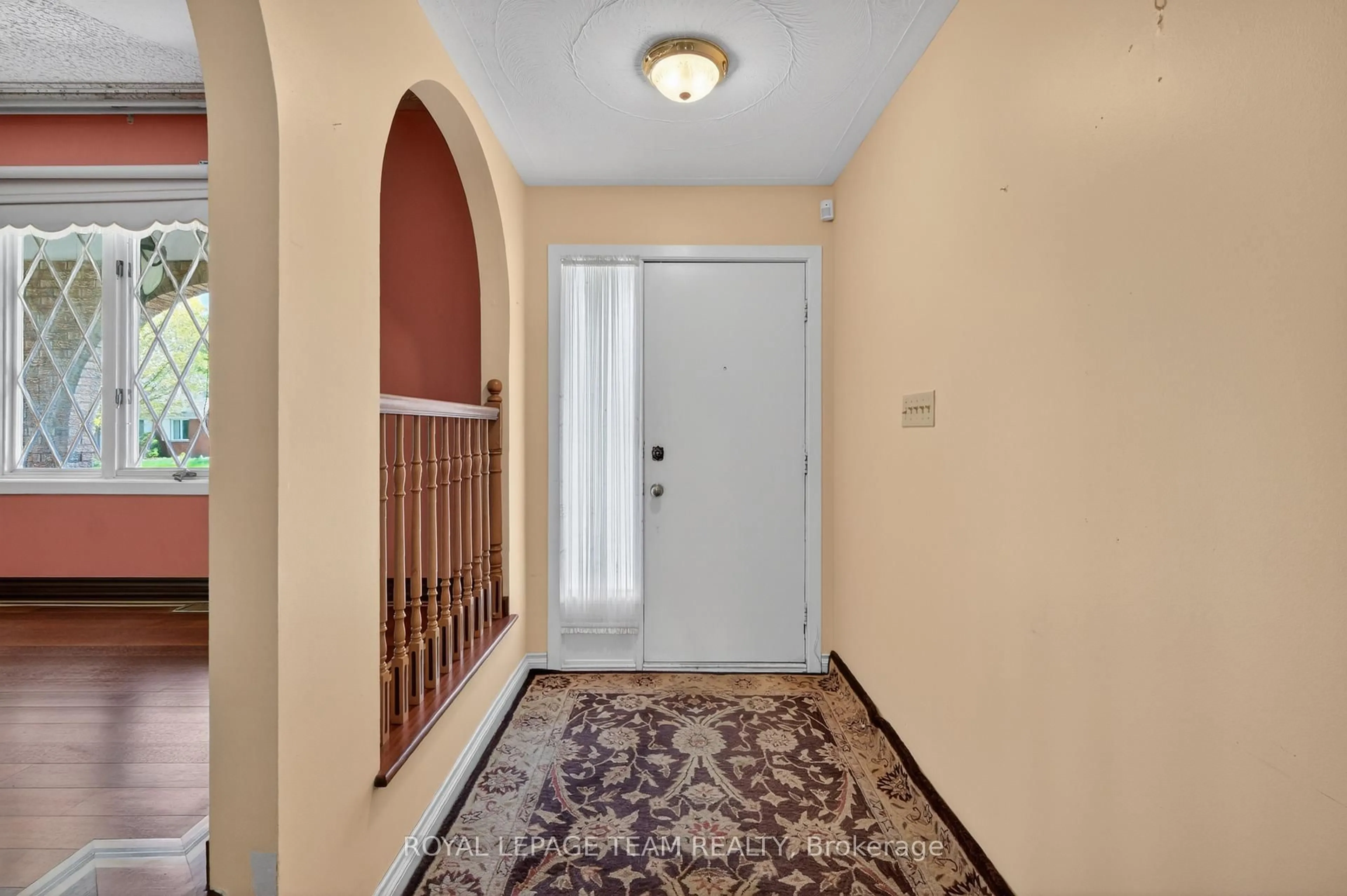 Indoor entryway for 33 Norice St, Ottawa Ontario K2G 2X3