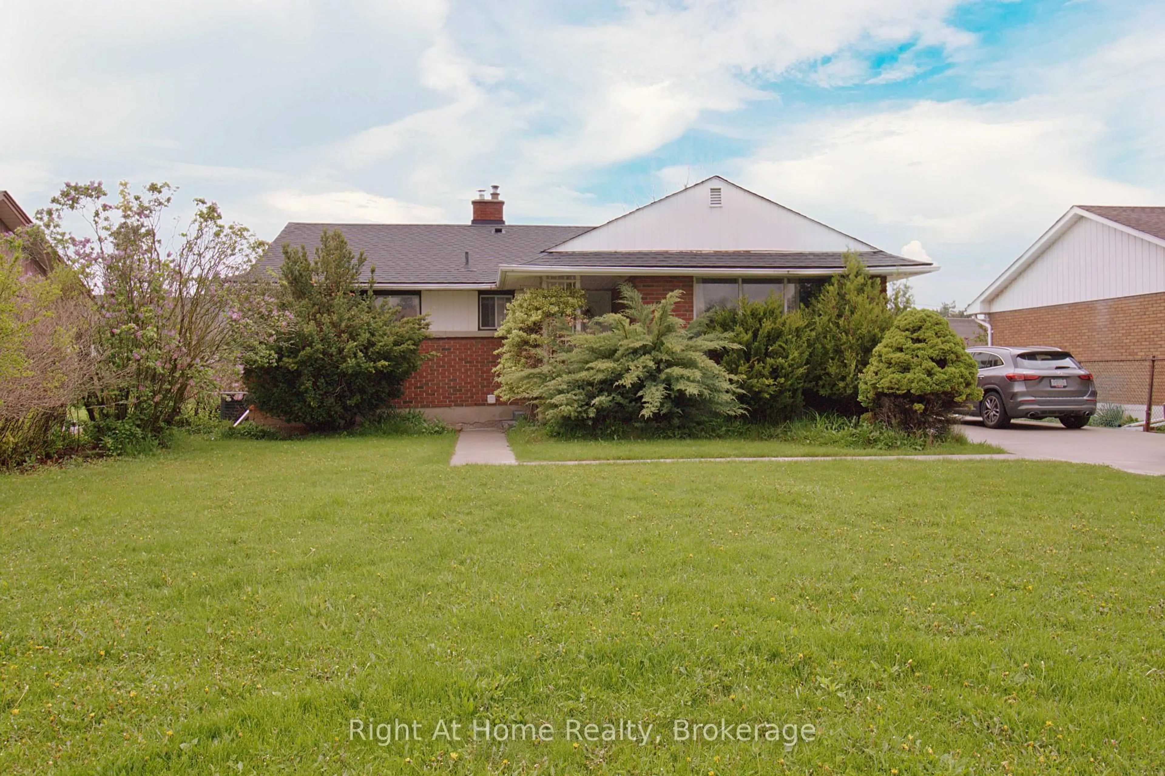 A pic from outside/outdoor area/front of a property/back of a property/a pic from drone, street for 51 Glengarry Rd, St. Catharines Ontario L2T 2V4