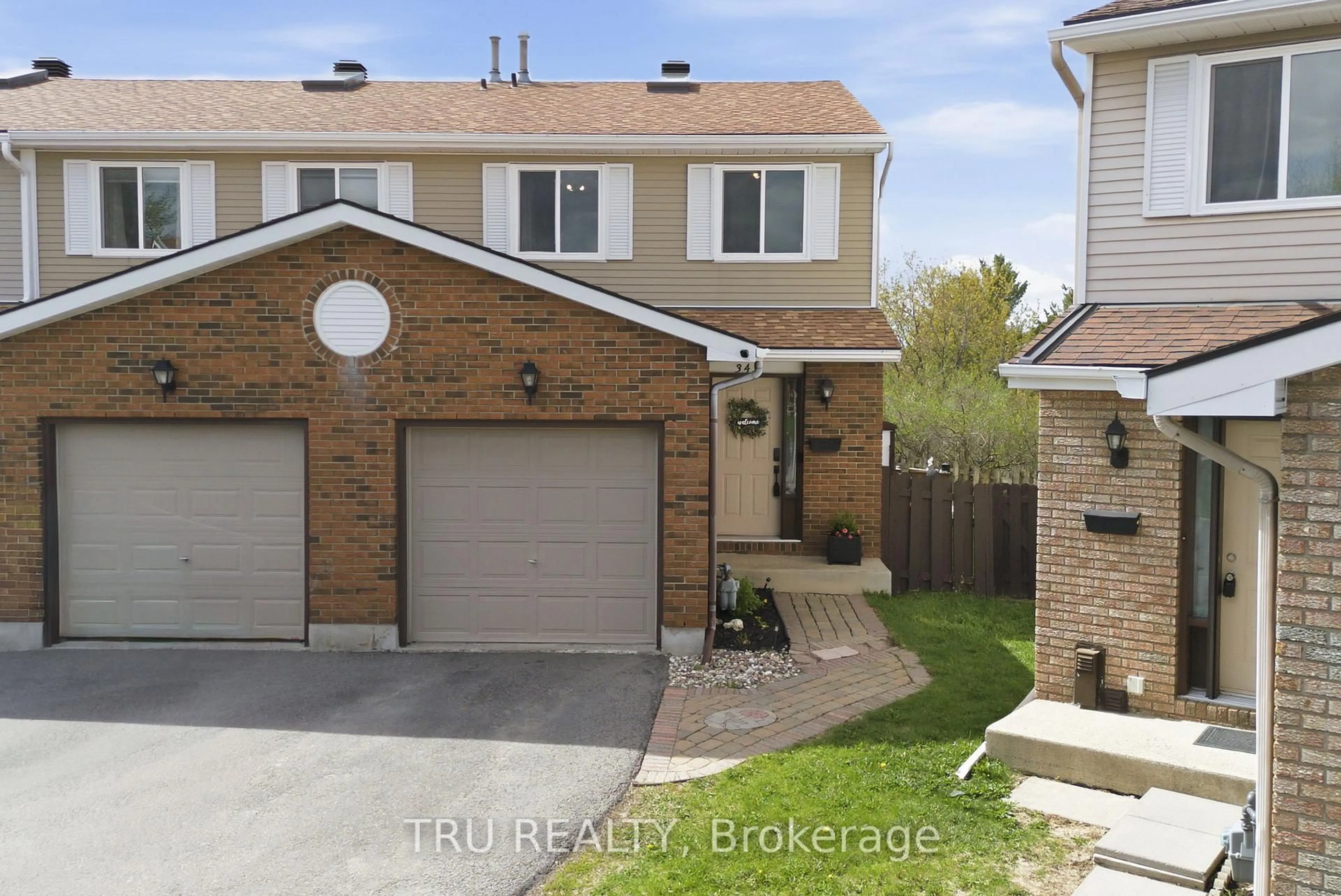 A pic from outside/outdoor area/front of a property/back of a property/a pic from drone, street for 343 Monica Cres #18, Ottawa Ontario K1E 3N7