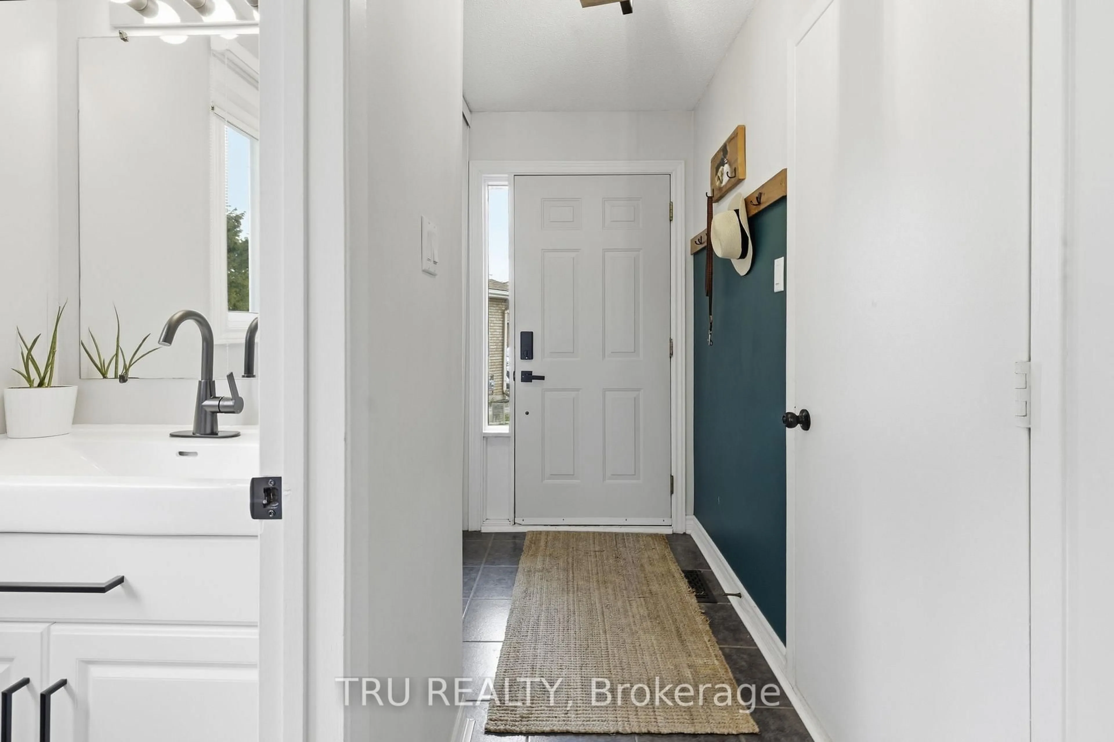 Indoor entryway for 343 Monica Cres #18, Ottawa Ontario K1E 3N7