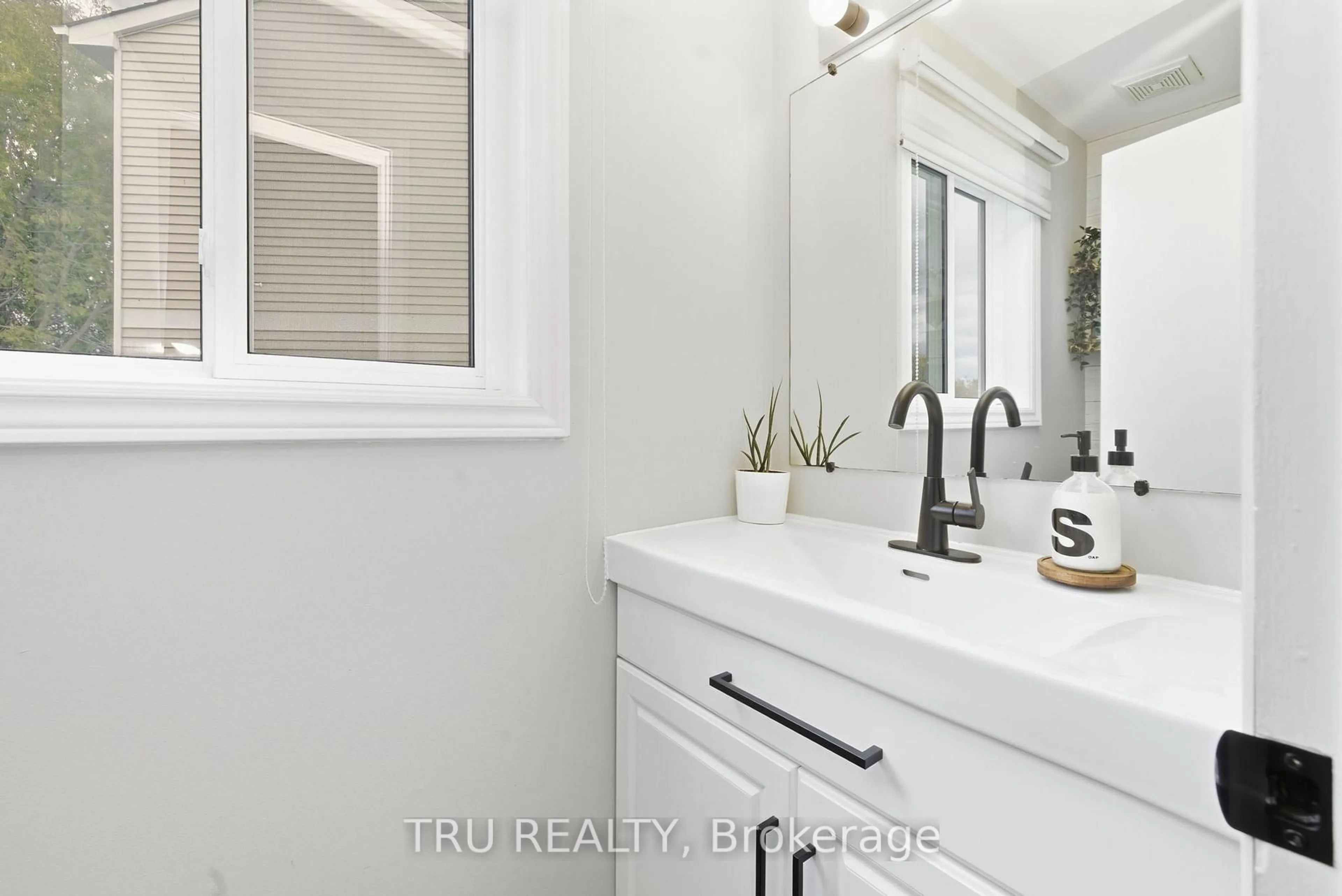 Contemporary bathroom, ceramic/tile floor for 343 Monica Cres #18, Ottawa Ontario K1E 3N7