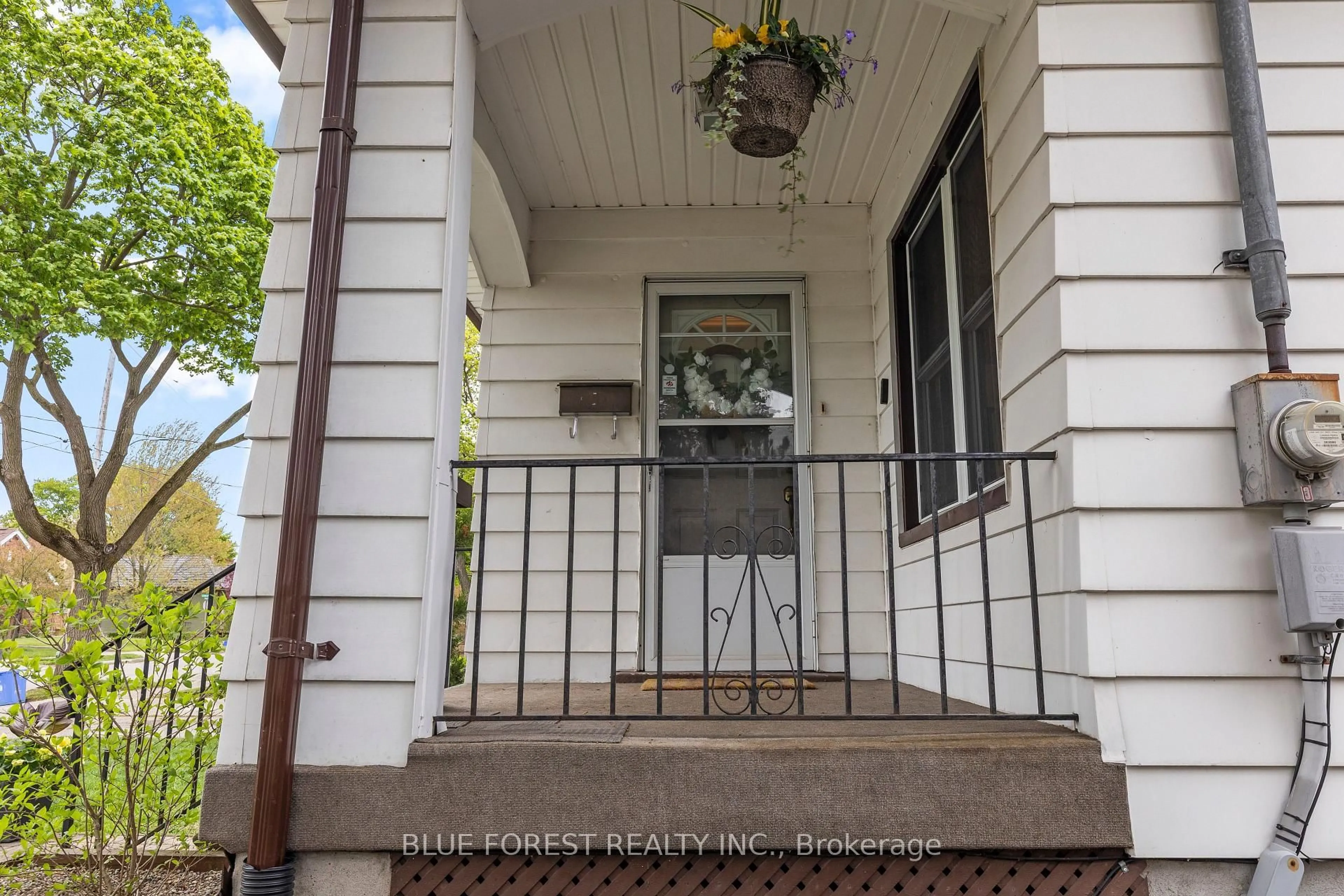 Indoor entryway for 31 Eastman Ave, London East Ontario N5W 2M3