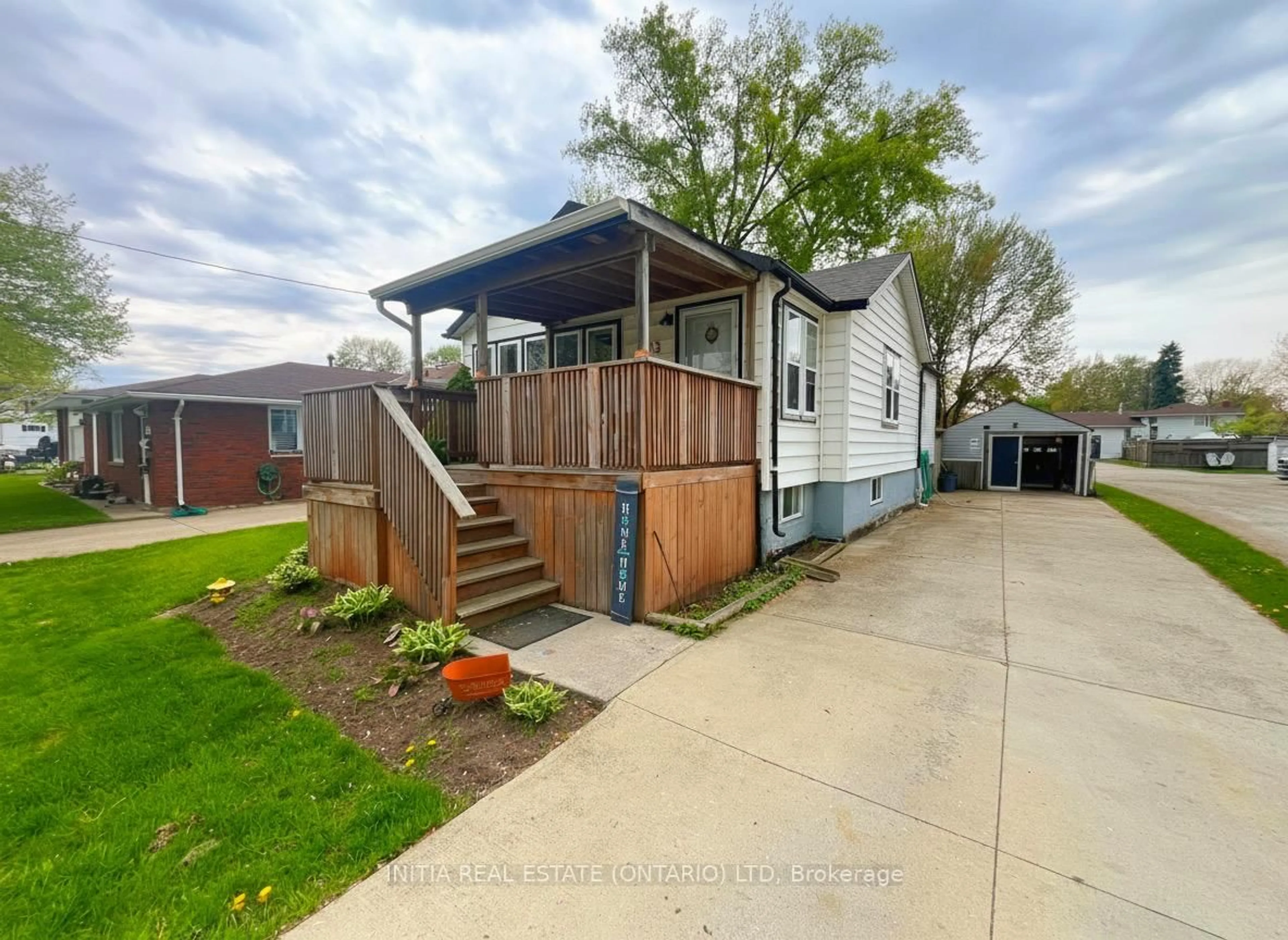 A pic from outside/outdoor area/front of a property/back of a property/a pic from drone, street for 993 Murphy Rd, Sarnia Ontario N7S 2Y3