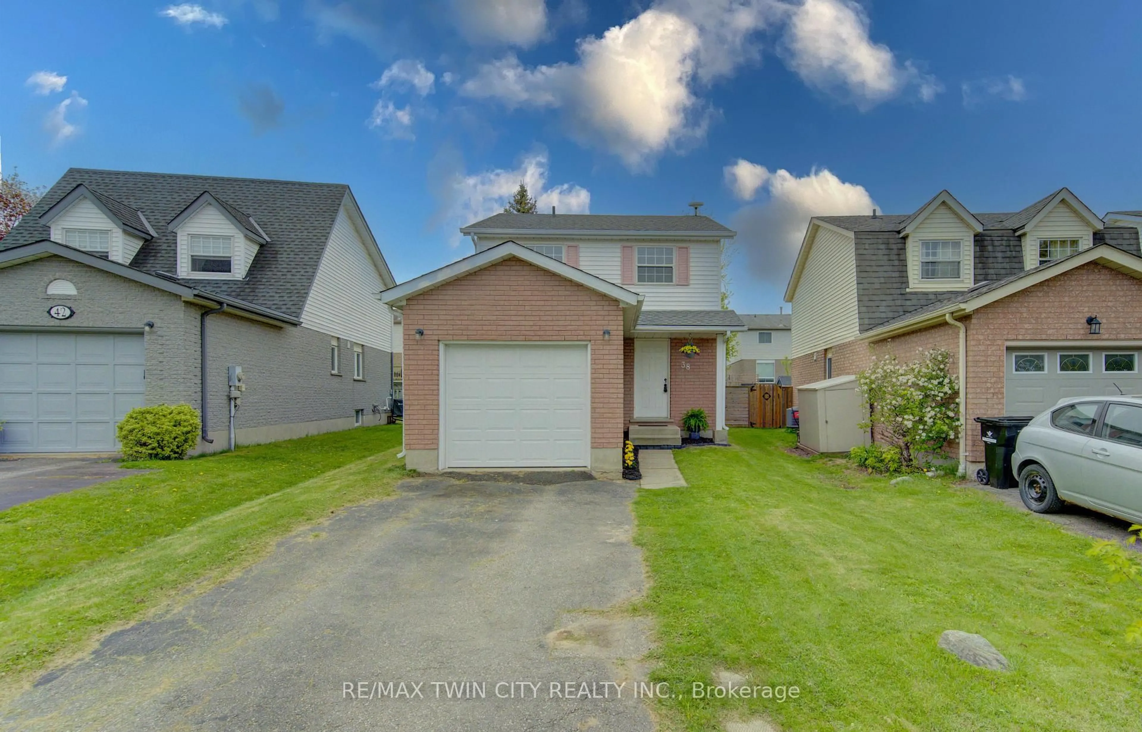 A pic from outside/outdoor area/front of a property/back of a property/a pic from drone, street for 38 Cassidy Crt, Cambridge Ontario N1R 8J2